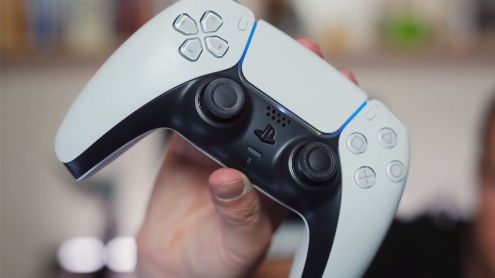 PS5 : La manette DualSense à côté de la DualShock 4, ça donne ça, les images