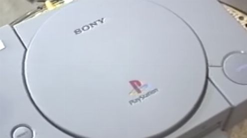 PlayStation : Il découvre la console et ses premiers jeux en 1995, la vidéo