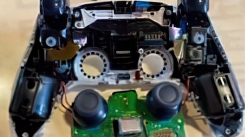 PS5 : La manette DualSense montre ses entrailles, les photos
