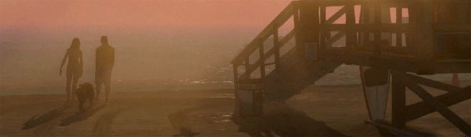 Extrait du trailer de GTA5, une homme et une femme Ã  la plage avec un chien.