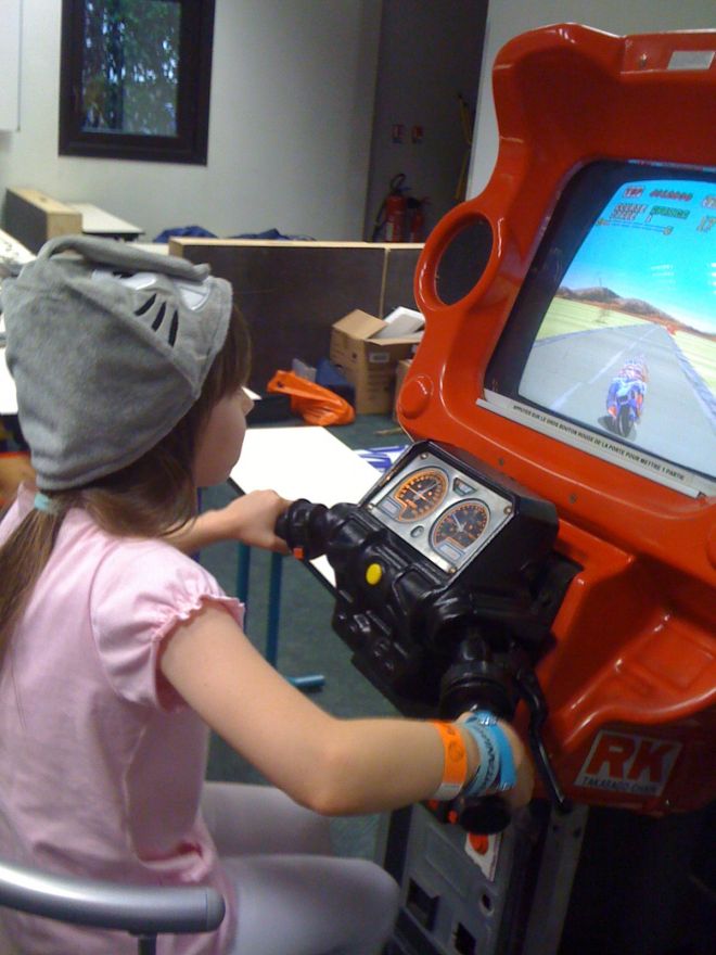 Ma petite soeur sur une borne Hang On