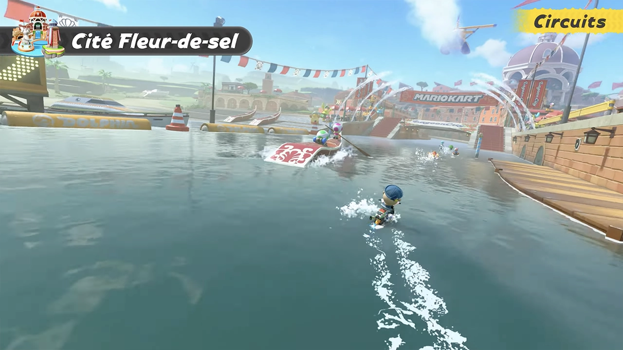 On va glisser sur l'eau dans le circuit Cité Fleur-de-sel de Mario Kart World. On va glisser sur l'eau dans le circuit Cité Fleur-de-sel de Mario Kart World.