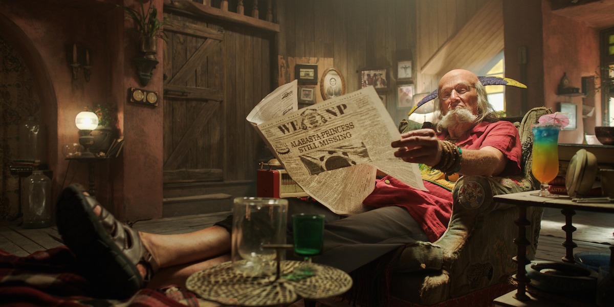 One Piece Netflix Saison 2 : Crocus lisant le journal.