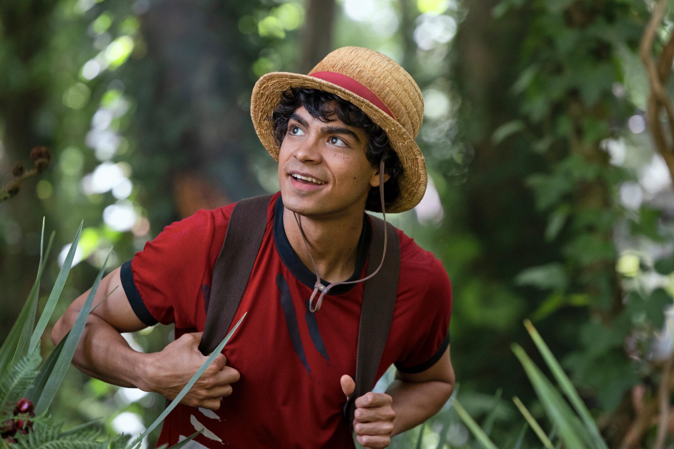 One Piece Netflix Saison 2 : Luffy se baladant Ã  Little Garden.