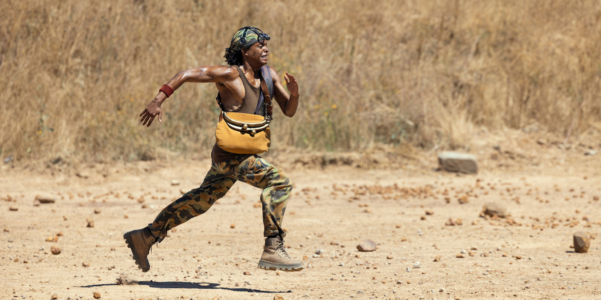 One Piece Netflix Saison 2 : Usopp s'enfuyant pendant l'arc Little Garden.