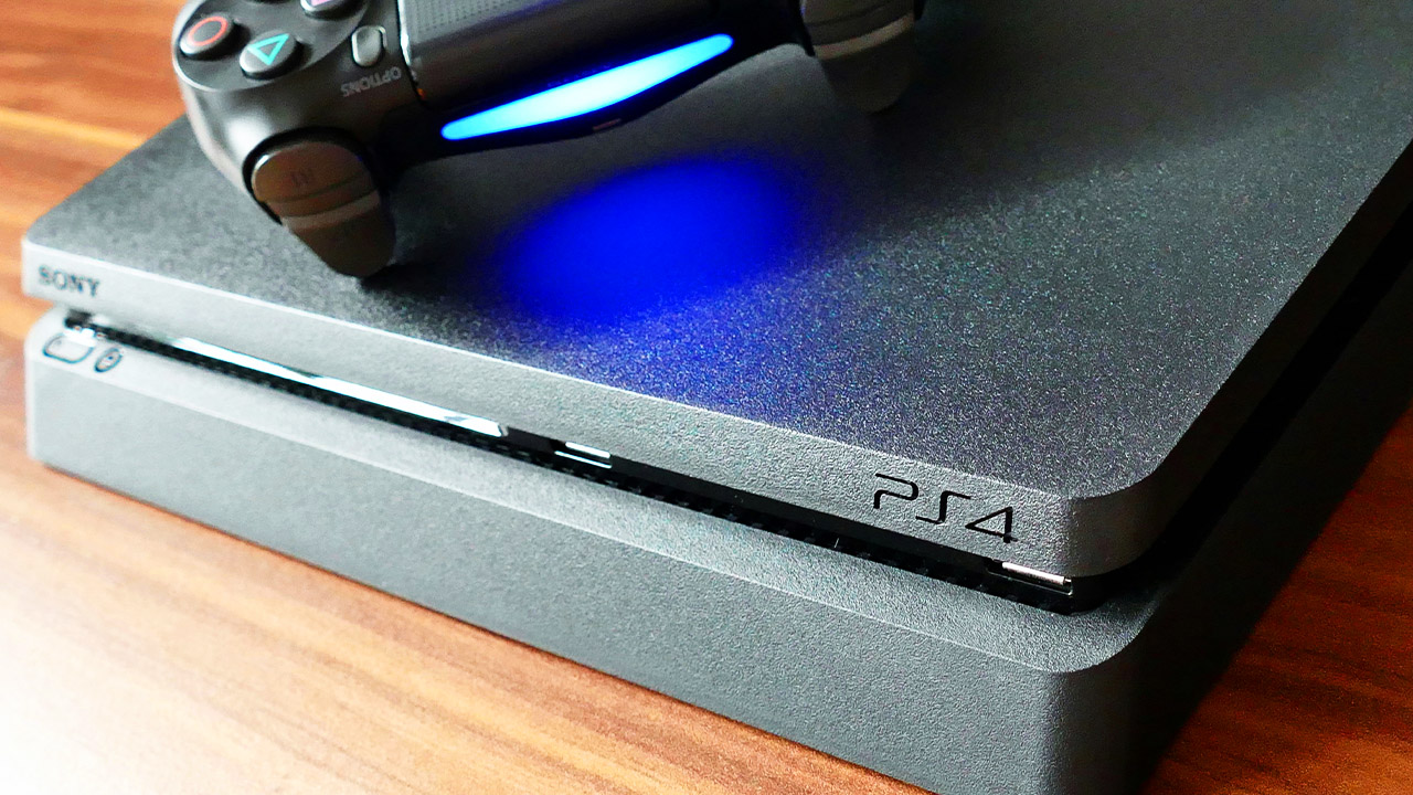 Photo d'une PS4 slim et de sa manette DualShock. Photo d'une PS4 slim et de sa manette DualShock.