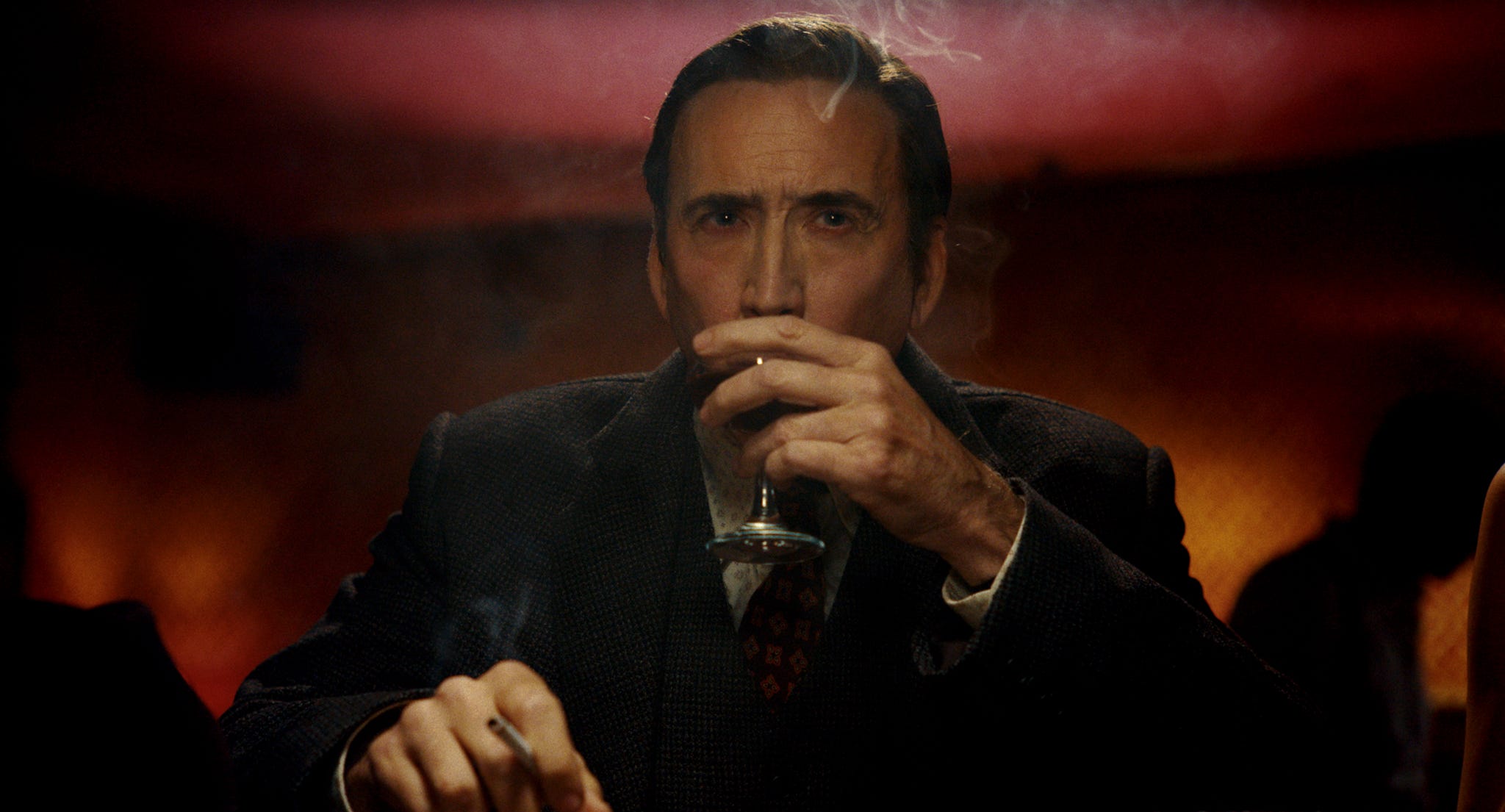 Nicolas Cage buvant un verre, cigarette Ã  la main, dans la sÃ©rie Spider-Man Noir.