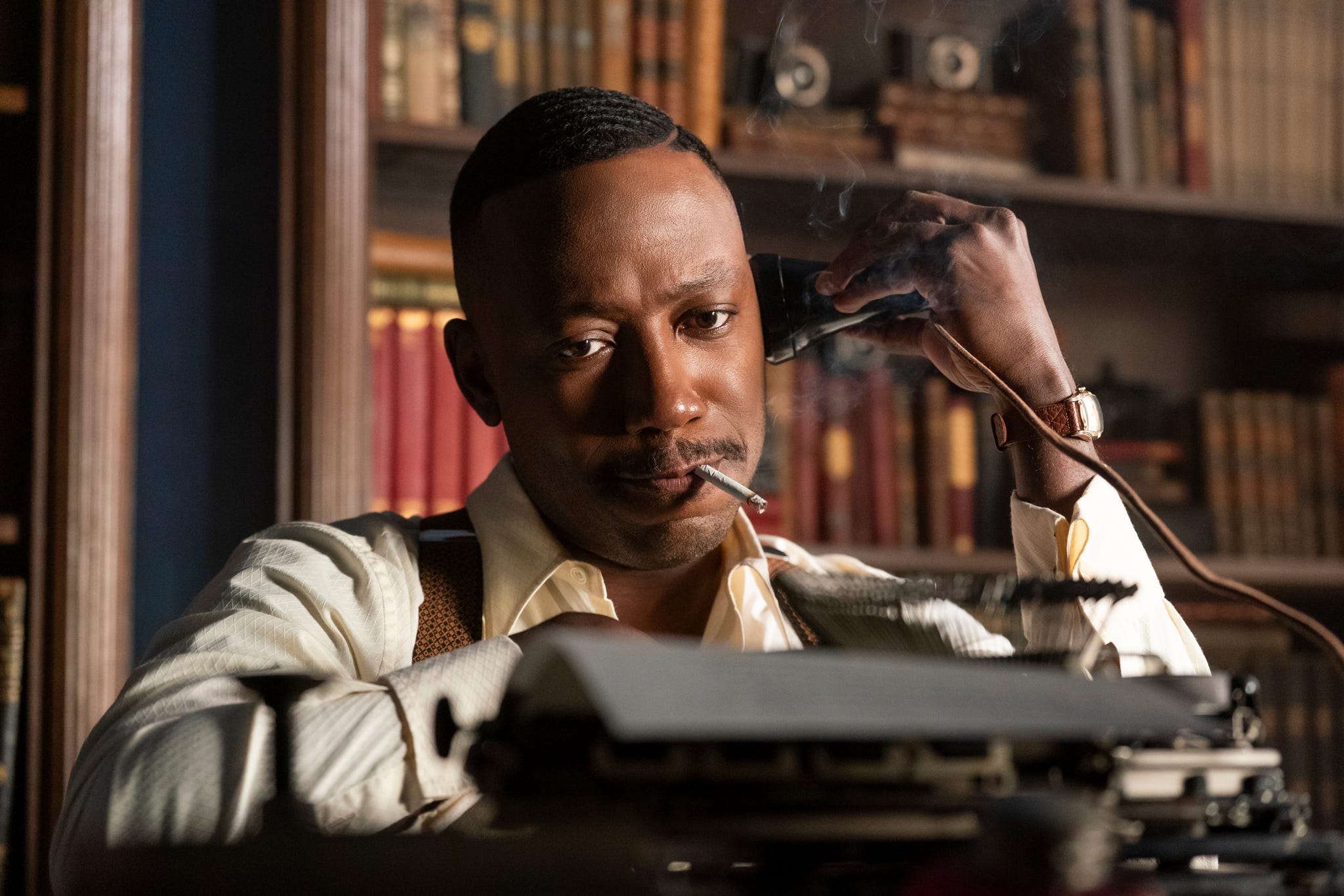 Lamorne Morris est Robbie Robertson dans la sÃ©rie Spider-Man Noir.