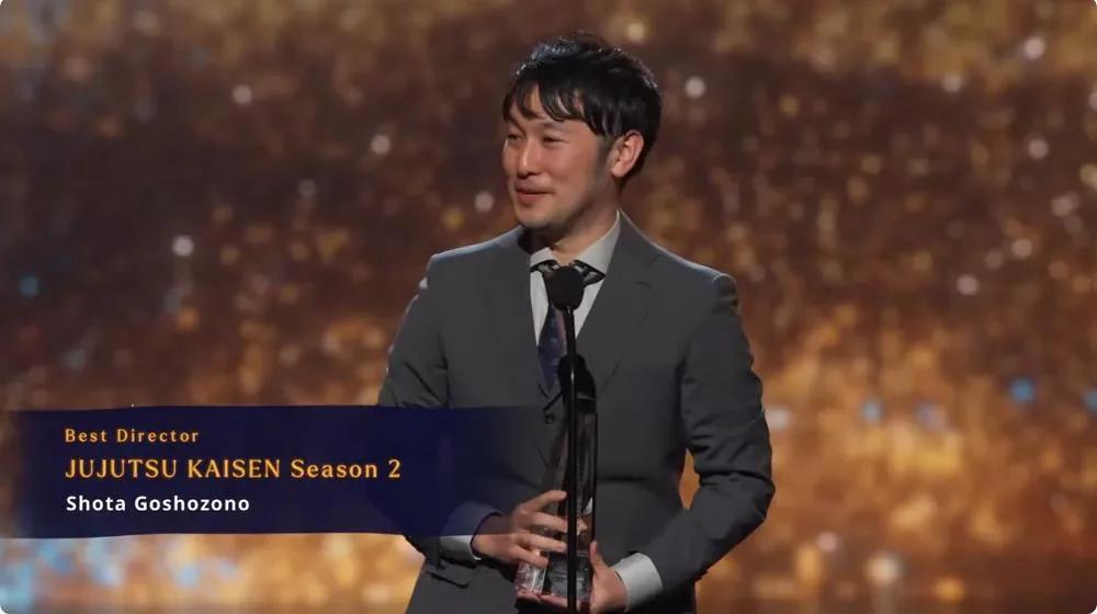ShÅta Goshozono reçoit le prix du Meilleur réalisateur aux Crunchyroll Anime Awards 2024 pour la saison 2 de Jujutsu Kaisen. ShÅta Goshozono reçoit le prix du Meilleur réalisateur aux Crunchyroll Anime Awards 2024 pour la saison 2 de Jujutsu Kaisen.