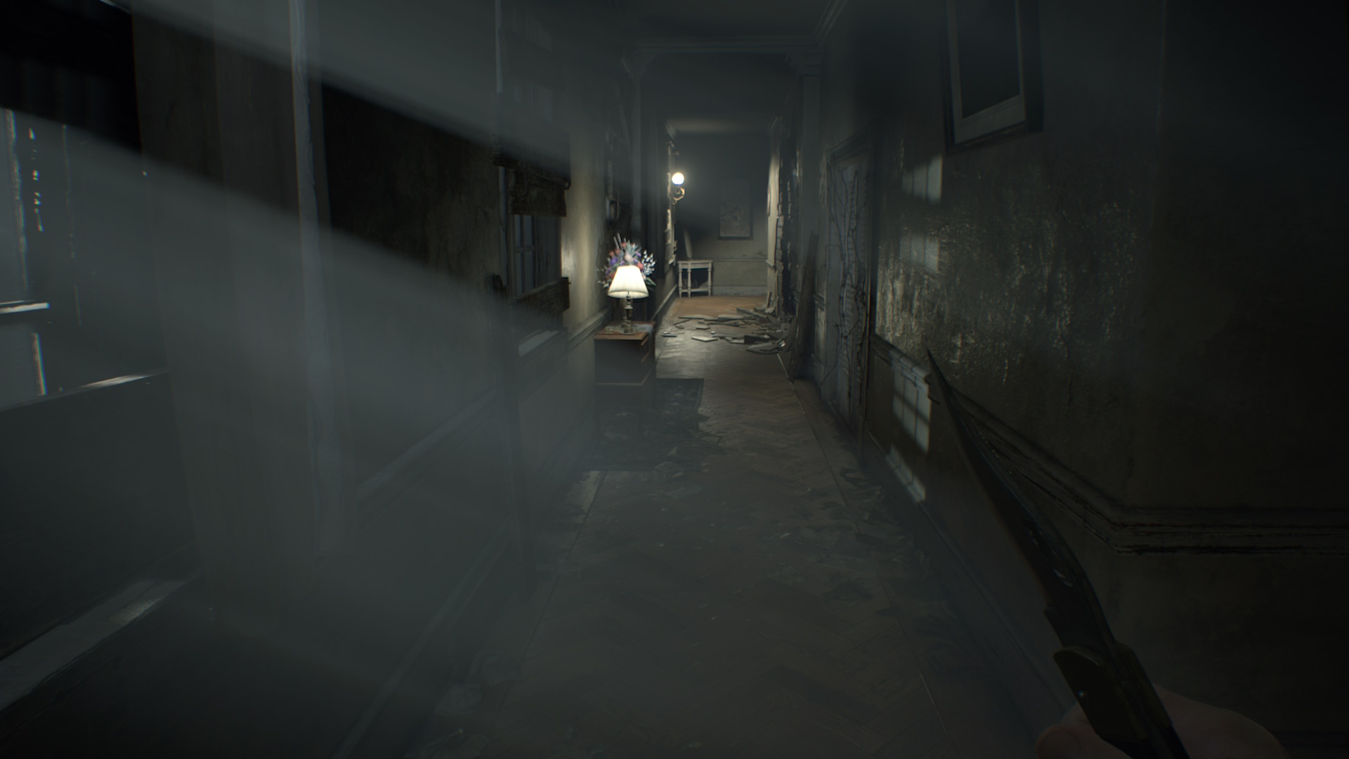 Couloir de la maison Baker dans Resident Evil 7.