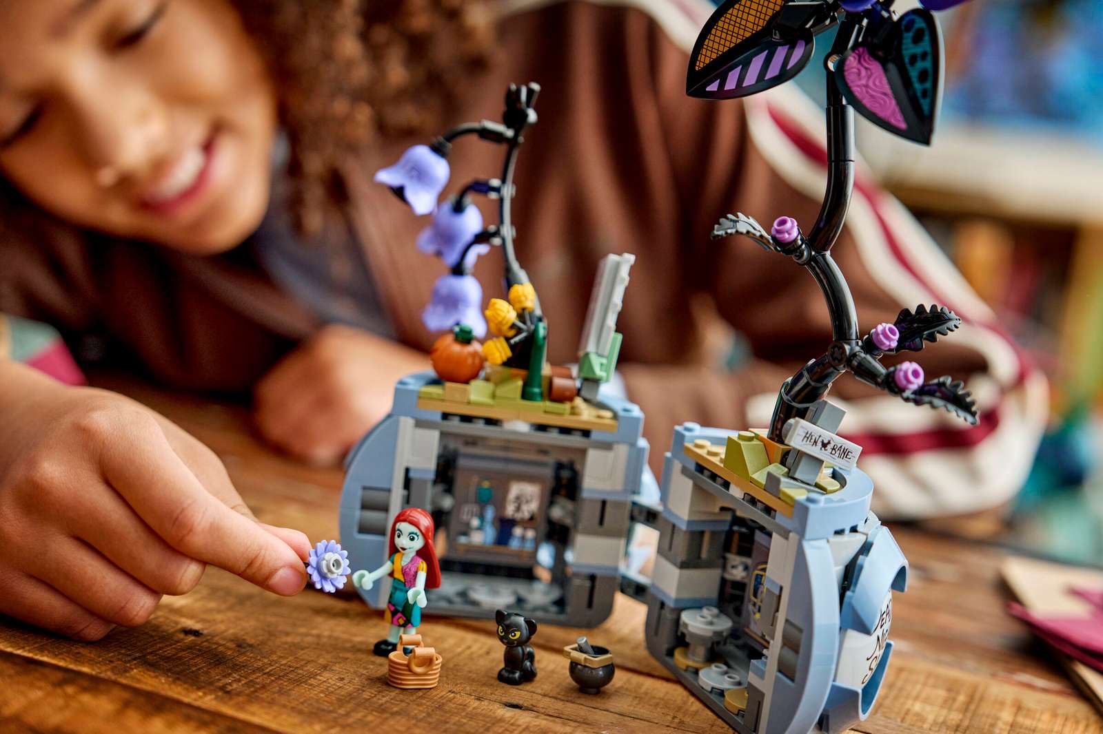 Photo en situation du set LEGO 43288 de L'Ãtrange Noël de Monsieur Jack. Photo en situation du set LEGO 43288 de L'Ãtrange Noël de Monsieur Jack.