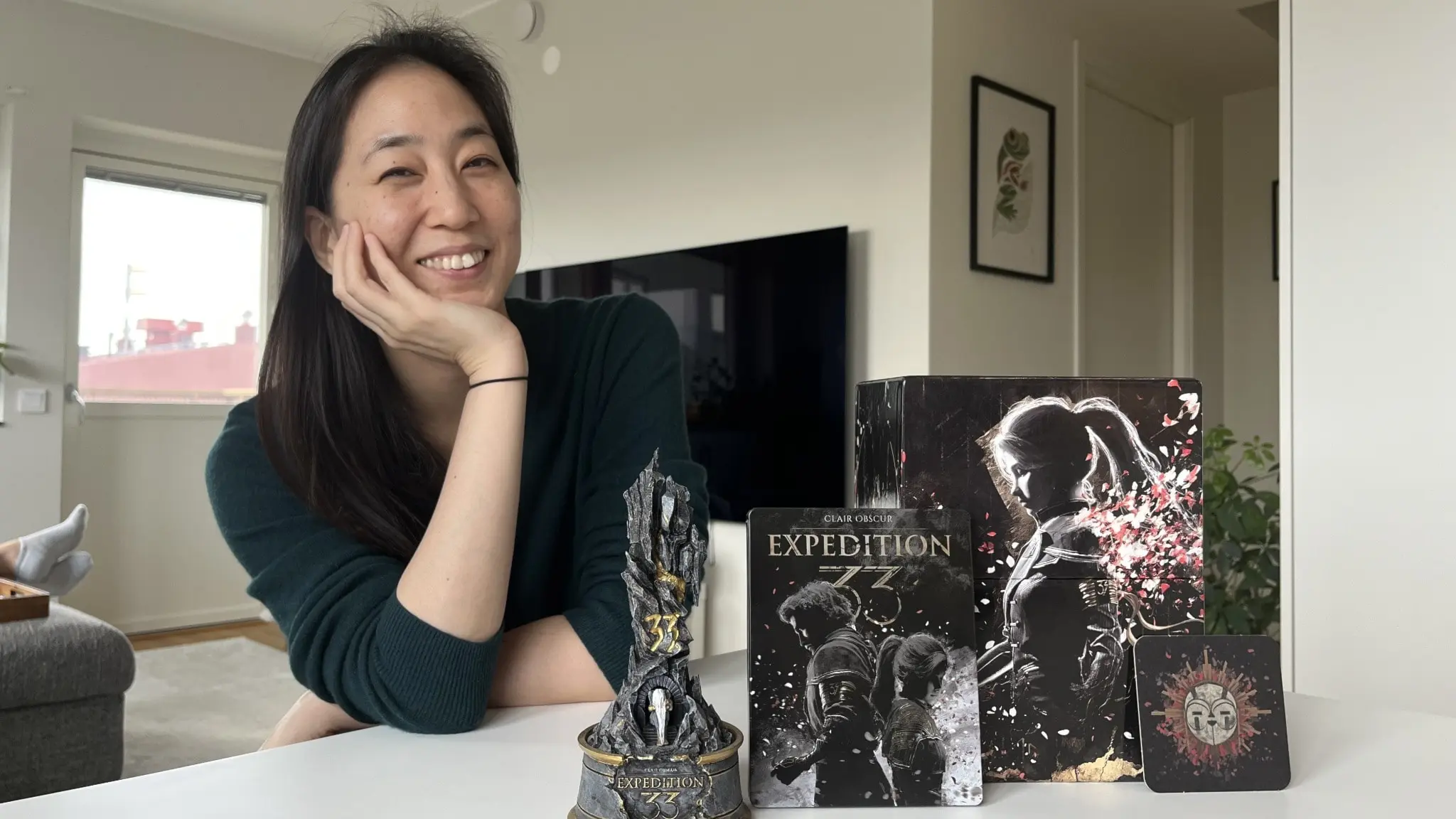 Jennifer Svedberg-Yen pose avec son exemplaire de Clair Obscur Expedition 33. Jennifer Svedberg-Yen pose avec son exemplaire de Clair Obscur Expedition 33.