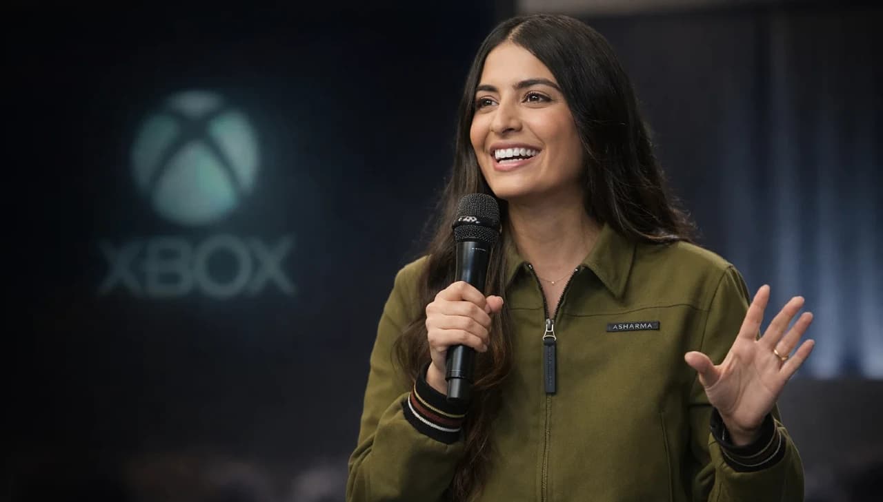 Devant un logo Xbox, Asha Sharma, micro à la main. Devant un logo Xbox, Asha Sharma, micro à la main.