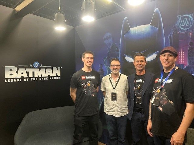 Matt Ellison et l'équipe de lego batman. Matt Ellison et l'équipe de lego batman.