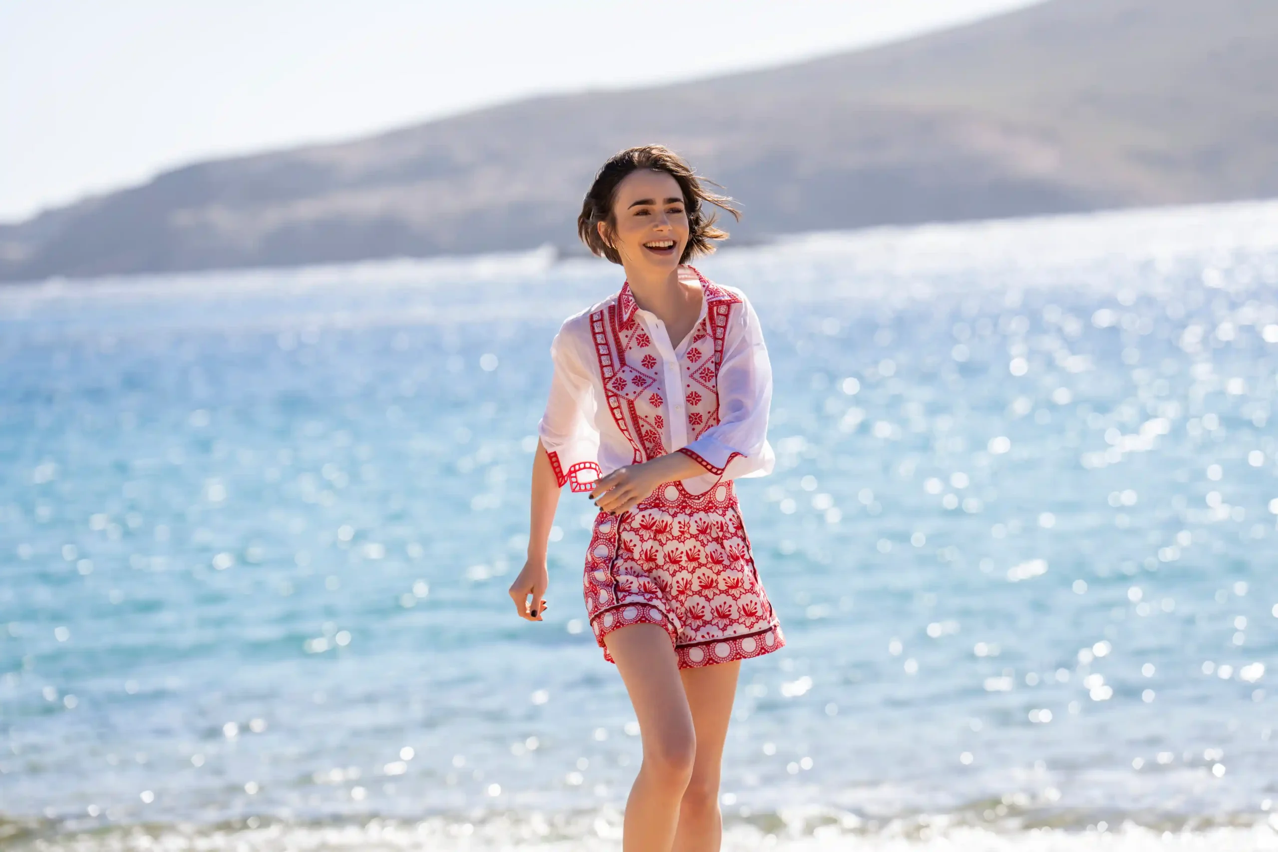 Emily sur une plage en Grèce dans la saison 6. Emily sur une plage en Grèce dans la saison 6.