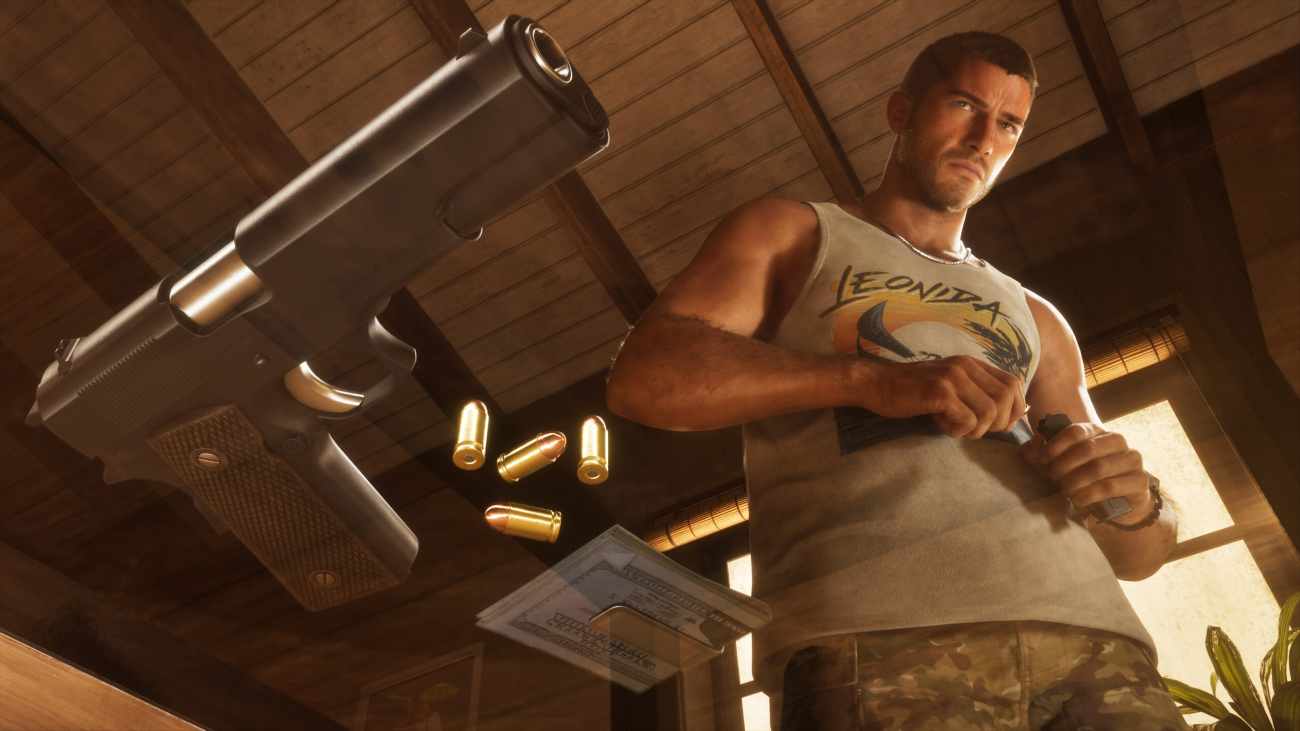 Jason de GTA 6 devant une table basse sur laquelle sont posÃ©s un pistolet, quatre balles et une liasse de billets.