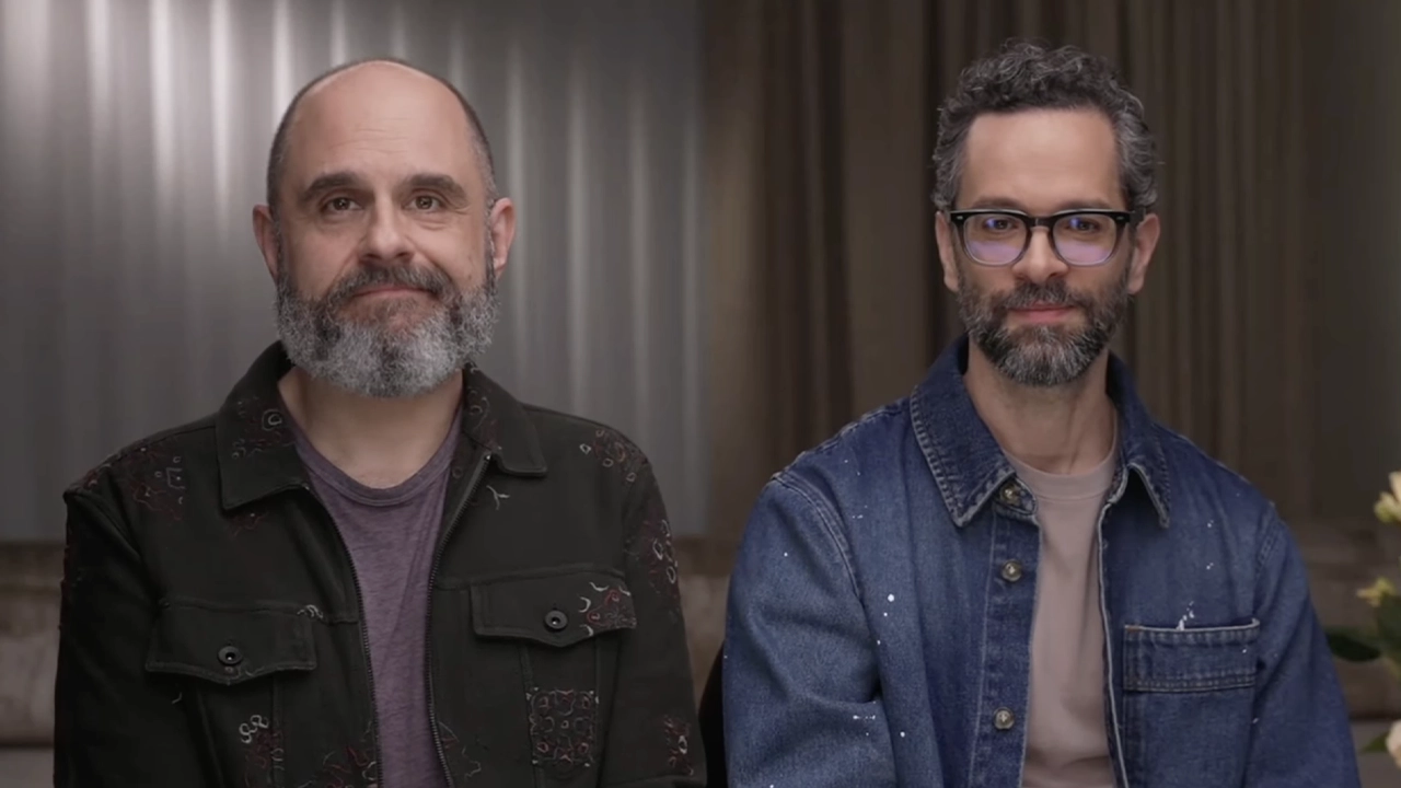 Pendant la promo de The Last of Us HBO, Craig Mazin et Neil Druckmann donnent une interview. Pendant la promo de The Last of Us HBO, Craig Mazin et Neil Druckmann donnent une interview.