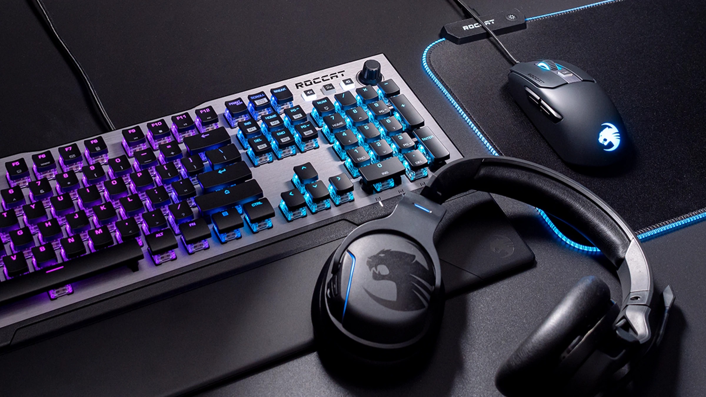 Photo du clavier Vulcan 120 AIMO, accompagné d'une souris et d'un casque Roccat. Photo du clavier Vulcan 120 AIMO, accompagné d'une souris et d'un casque Roccat.