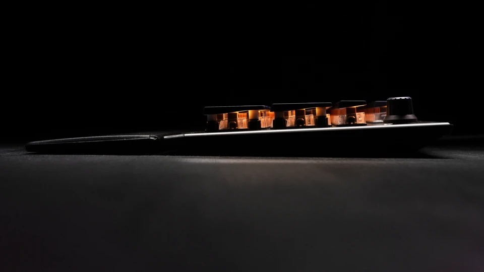 Photo du clavier Roccat Vulcan 120 AIMO sur le cotÃ© pour voir la finesse des touches.