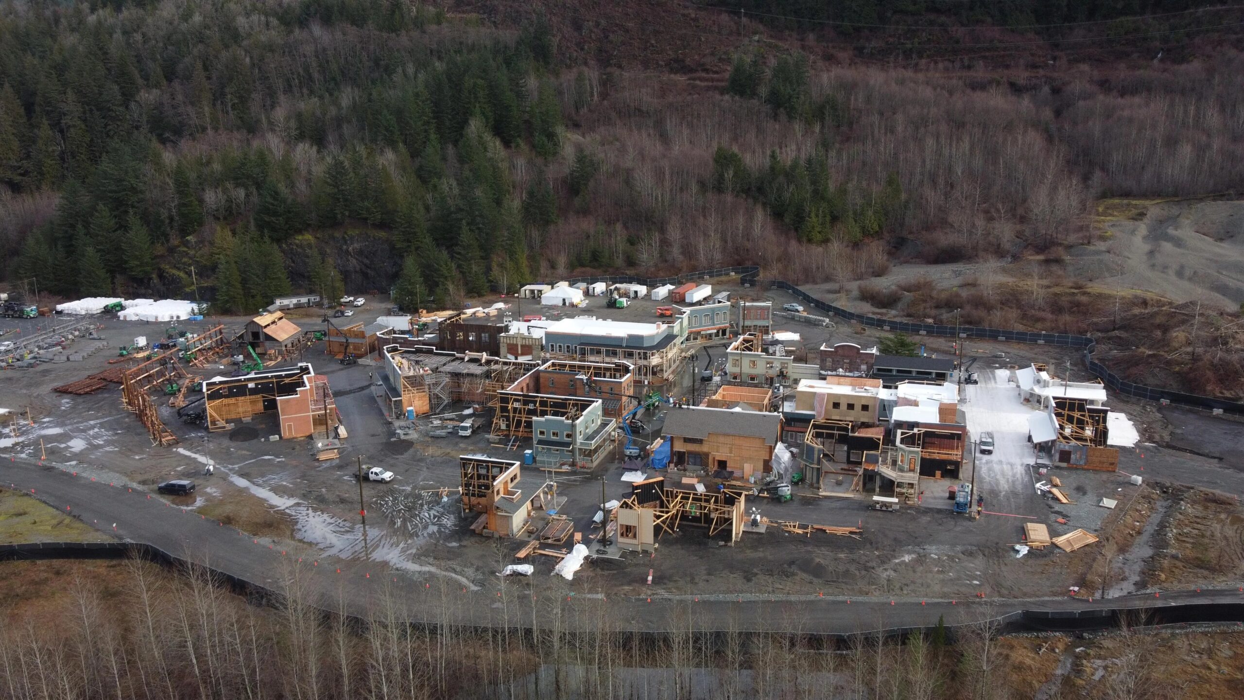 The Last of Us HBO Saison 2 : Décor de Jackson à Squamish. (photo de _Rainy_Nights, sur Reddit) The Last of Us HBO Saison 2 : Décor de Jackson à Squamish. (photo de _Rainy_Nights, sur Reddit)