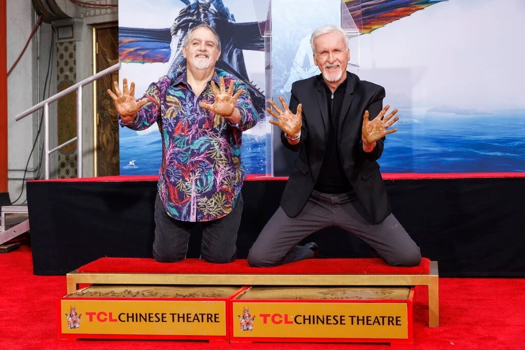 Jon Landau et James Cameron en train de laisser leurs empreintes devant le TCL Chinese Theater d'Hollywood après la sortie d'Avatar 2 Jon Landau et James Cameron en train de laisser leurs empreintes devant le TCL Chinese Theater d'Hollywood après la sortie d'Avatar 2