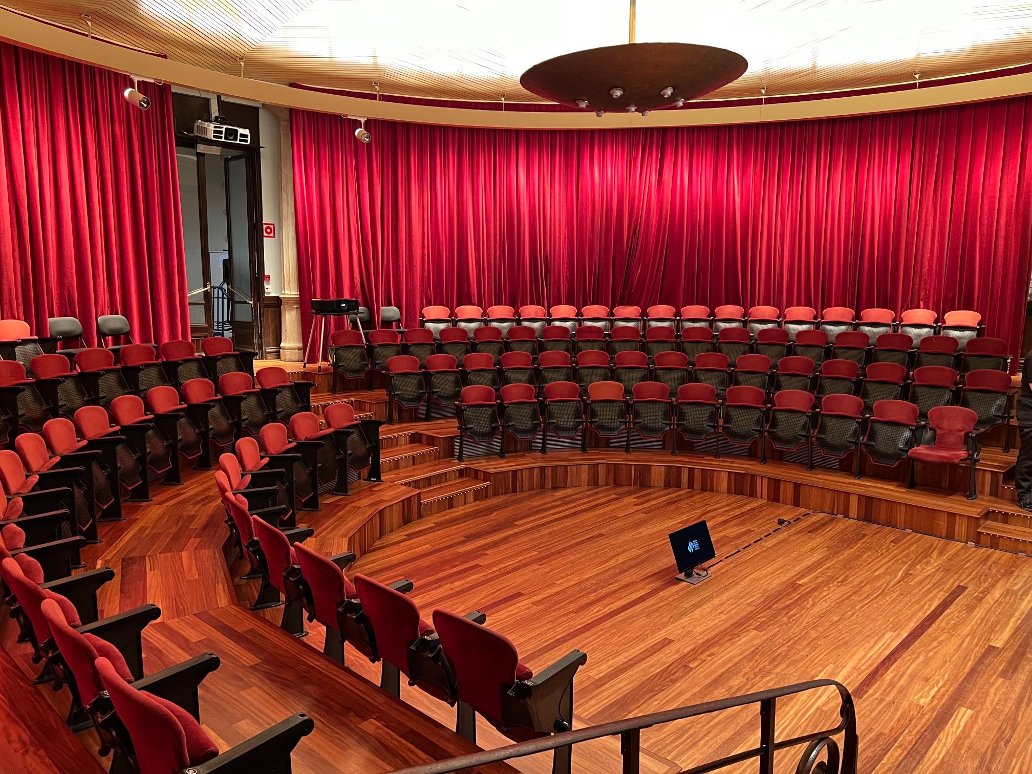 Le PDG de Larian Studios montre la salle où les équipes vont façonner l'après Baldur's Gate 3. Le PDG de Larian Studios montre la salle où les équipes vont façonner l'après Baldur's Gate 3.