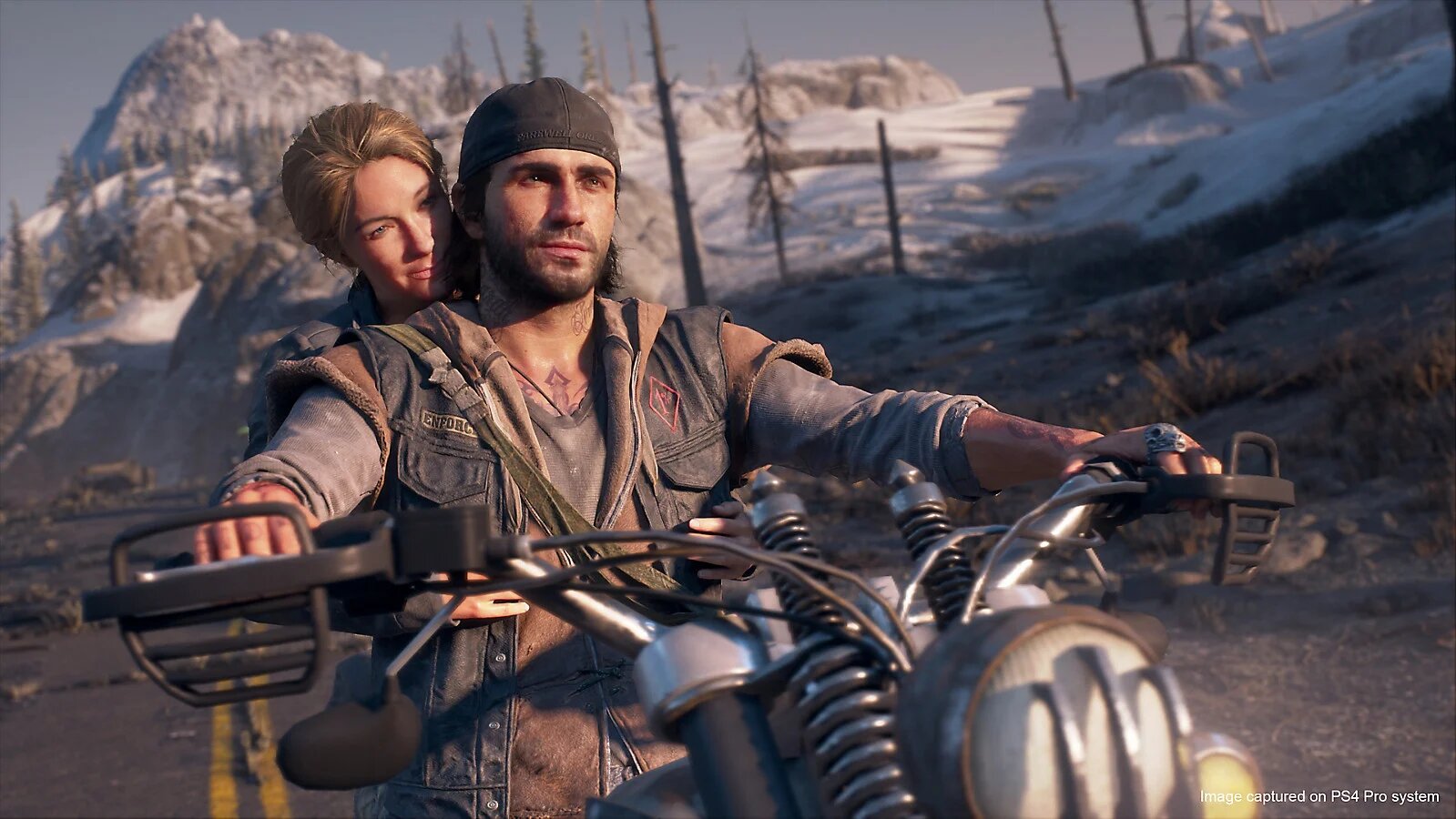 Deacon et Sarah à moto dans Days Gone. Deacon et Sarah à moto dans Days Gone.
