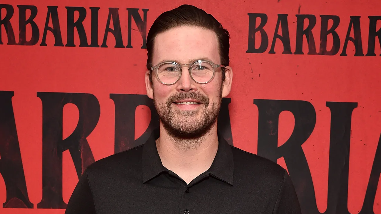 Photo de Zach Cregger Ã  l'avant-premiÃ¨re du film Barbare.