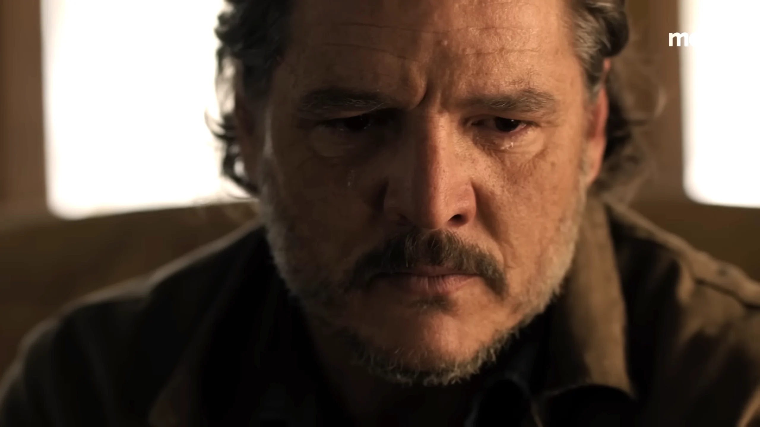 Joel Miller, les larmes aux yeux, dans le teaser de la saison 2 de The Last of Us (HBO).