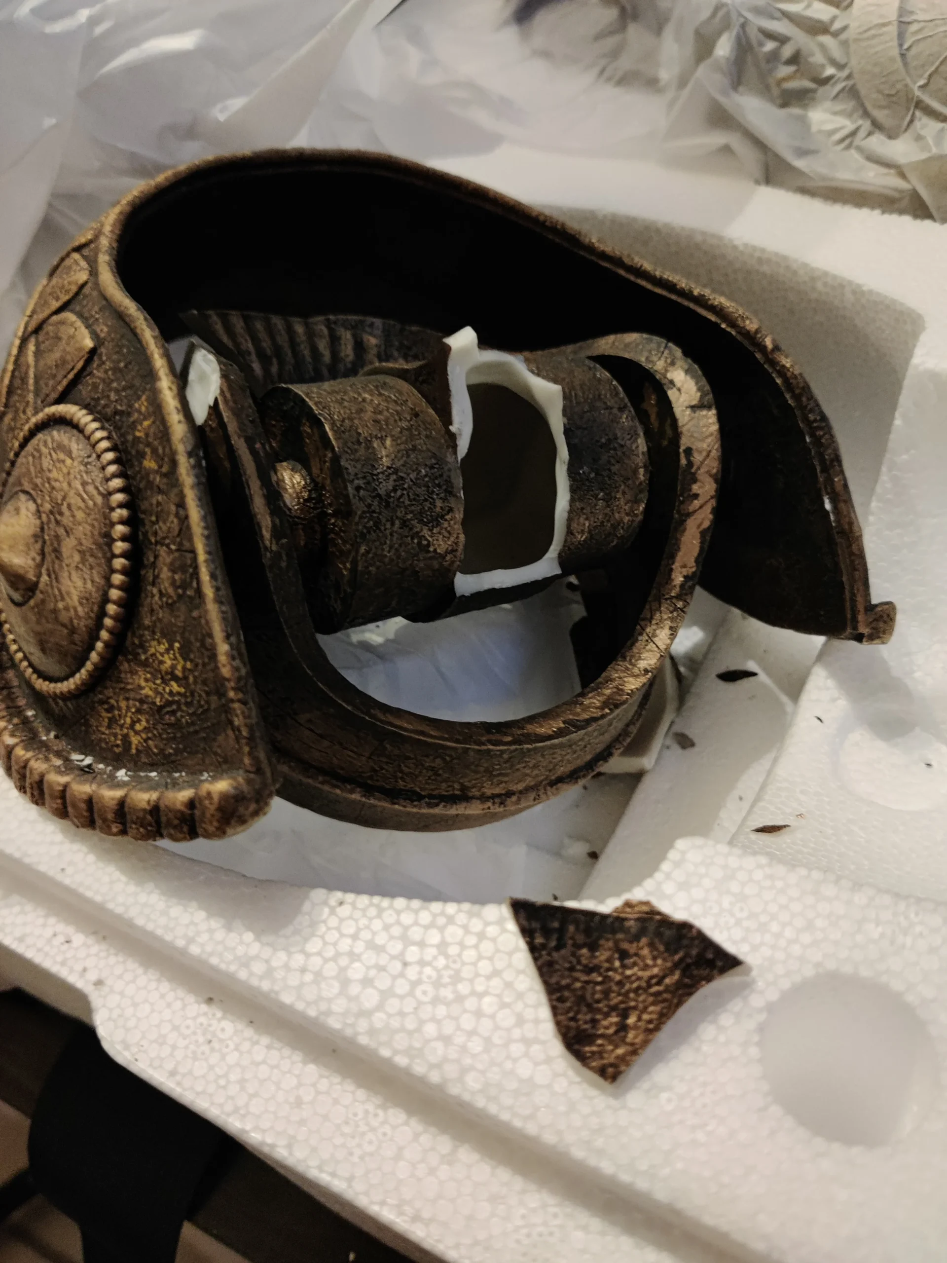 Photo d'un exemplaire cassÃ© de Malenia (Elden Ring) partagÃ© par Calebh04 sur Reddit.