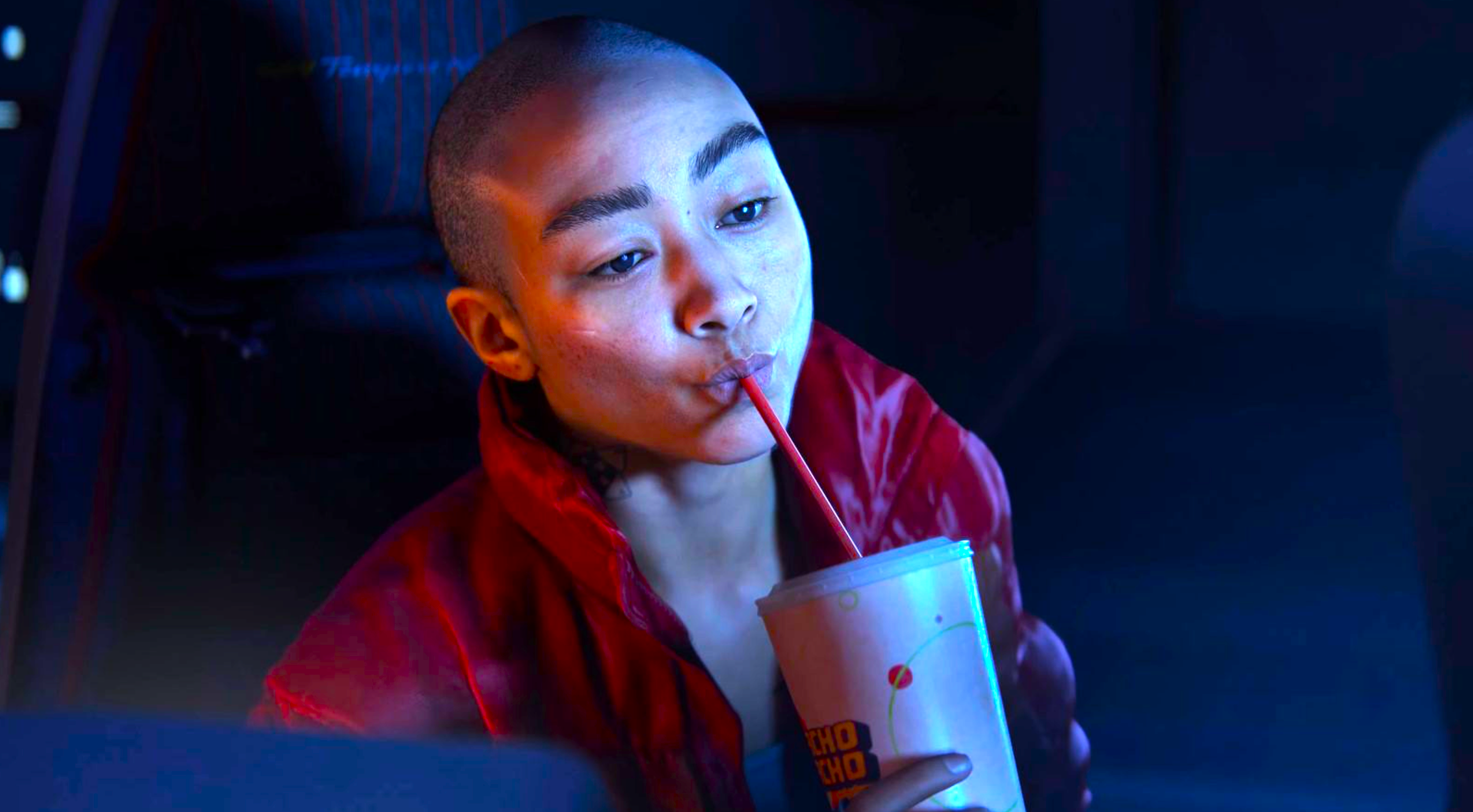 Jordan, d'Intergalactic, le nouveau de Nauthgy Dog, boit un gobelet Macho Nacho dans son cockpit. Jordan, d'Intergalactic, le nouveau de Nauthgy Dog, boit un gobelet Macho Nacho dans son cockpit.