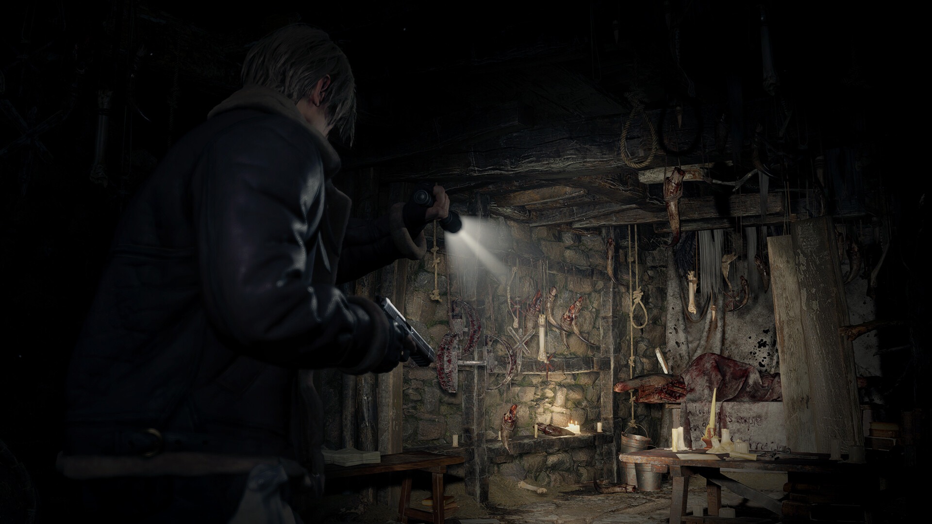 Image de Leon dans Resident Evil 4 Remake explorant la cave au dÃ©but du jeu