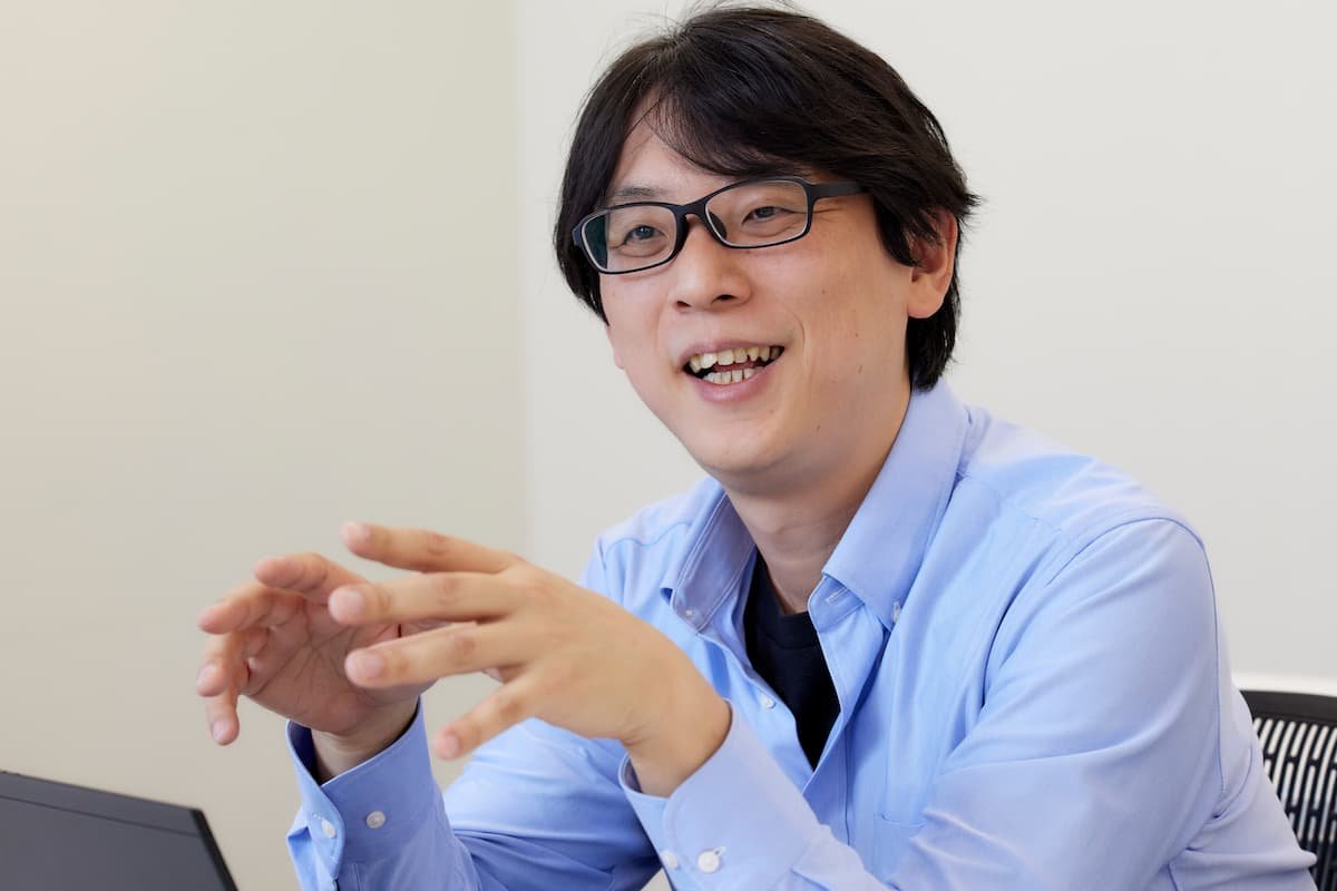 Photo de Kazuki Abe Ã  son bureau.