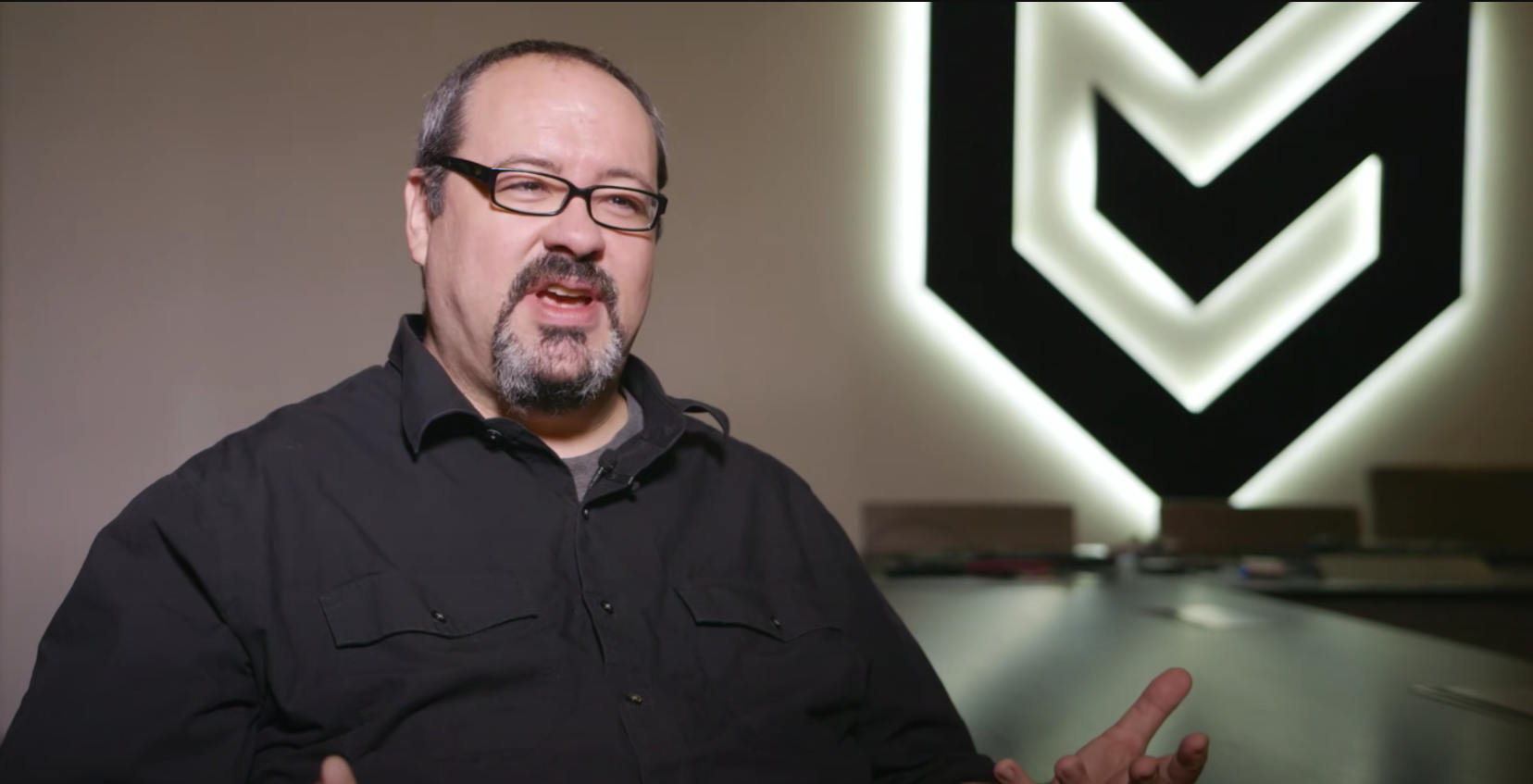 Photo de John Gonzalez, scÃ©nariste de Fallout New Vegas, lorsqu'il Ã©tait chez Guerrilla Games (Horizon Zero Dawn, Horizon Forbidden West). 