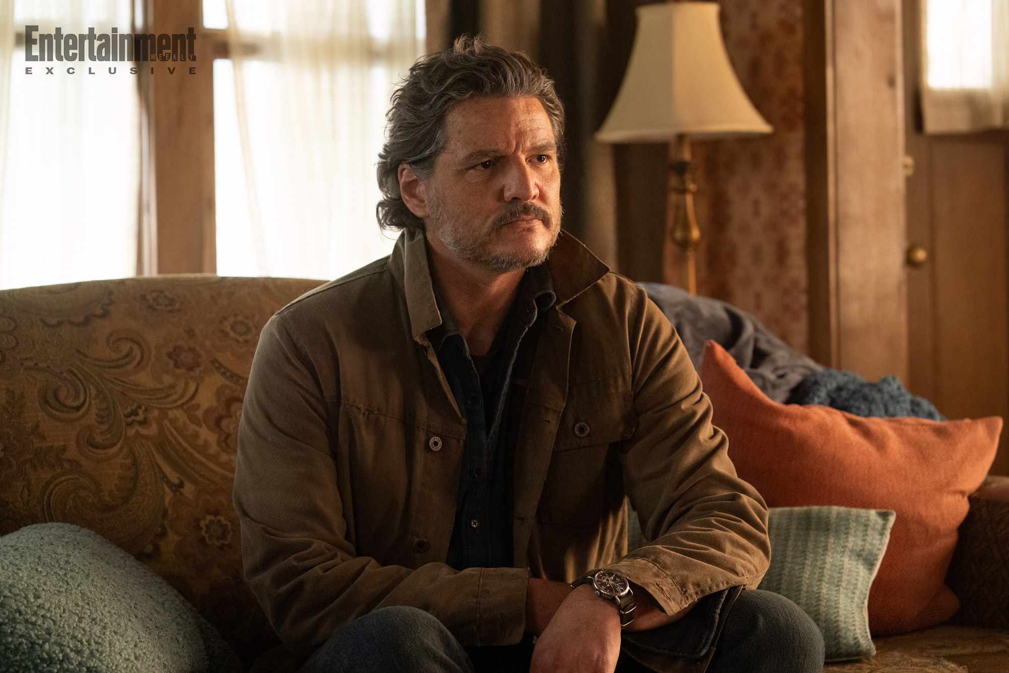 Joel assis dans un sofa dans la saison 2 de TLOU HBO saison 2. Joel assis dans un sofa dans la saison 2 de TLOU HBO saison 2.