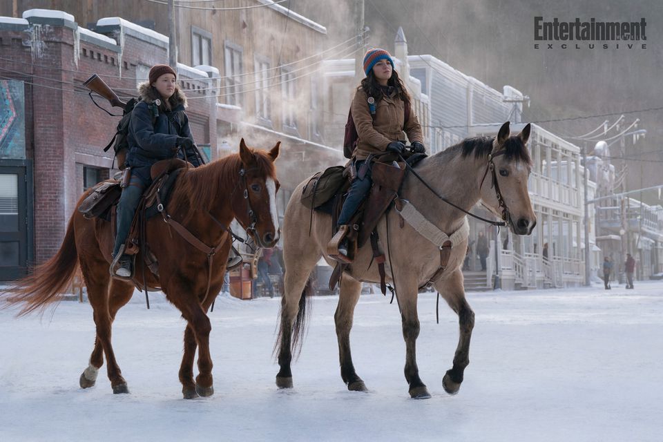Ellie et Dina à cheval pendant leur patrouille dans la saison 2 de The Last of Us HBO. Ellie et Dina à cheval pendant leur patrouille dans la saison 2 de The Last of Us HBO.