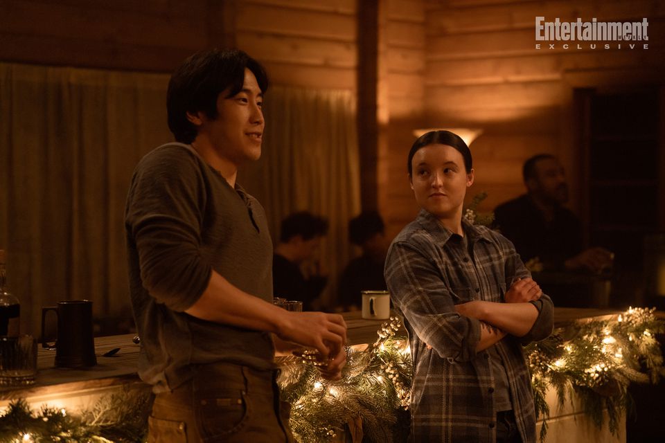 Jesse et Ellie accoudÃ©s au bar pendant le bal d'hiver de TLOU HBO Saison 2.