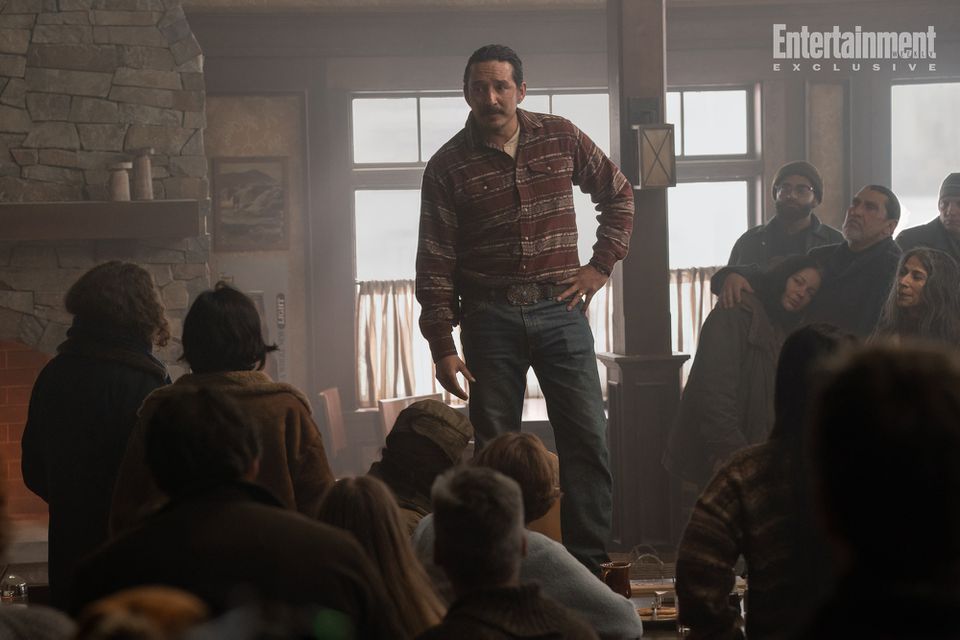 Tommy s'adressant aux membres de Jackson dans la saison 2 de The Last of Us (HBO). Tommy s'adressant aux membres de Jackson dans la saison 2 de The Last of Us (HBO).