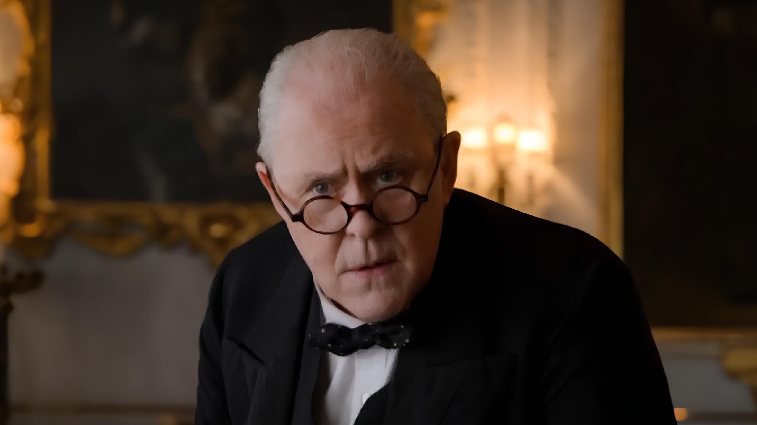 John Lighthow est Winston Churchill dans la série The Crown. John Lighthow est Winston Churchill dans la série The Crown.