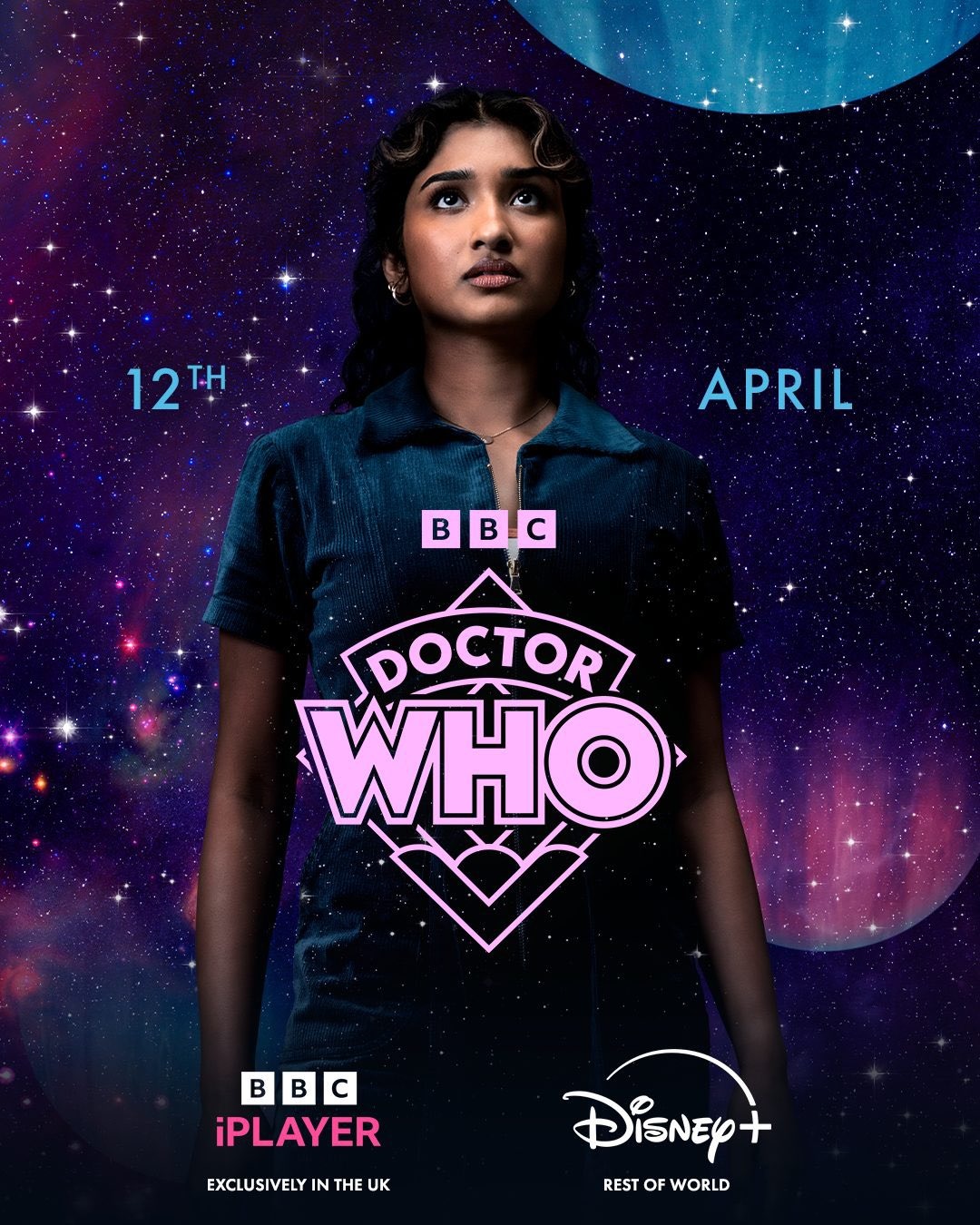 Poster Belinda Chandra (Varada Sethu) qui annonce la date de sortie de Doctor Who Saison 2 sur Disney Plus et la BBC