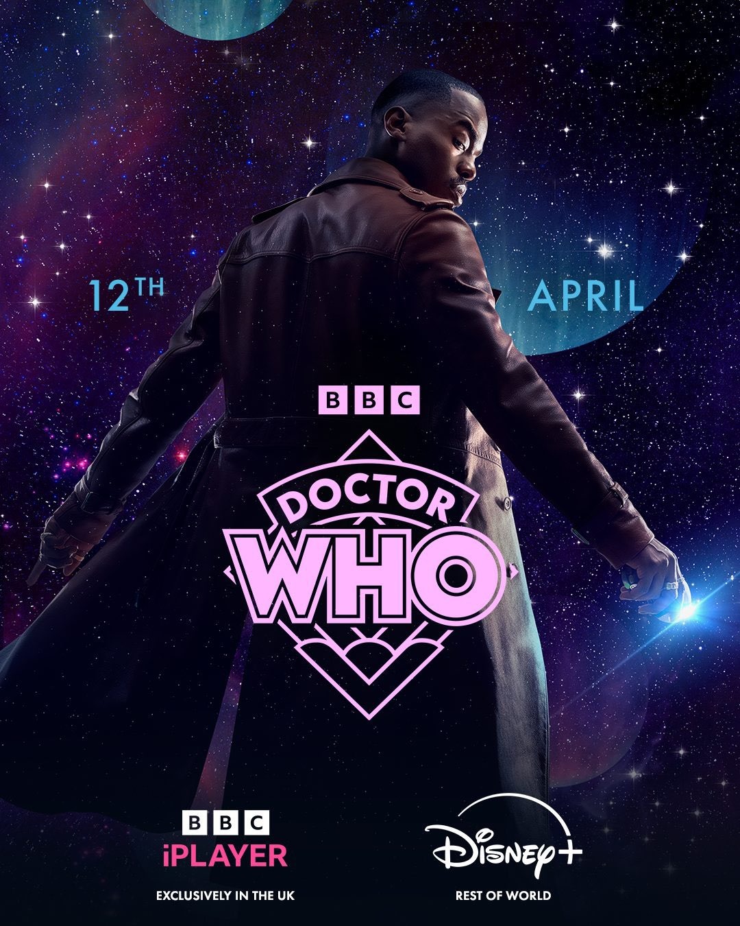 Poster du Docteur (Ncuti Gatwa) qui annonce la date de sortie de Doctor Who Saison 2 sur Disney+ et la BBC