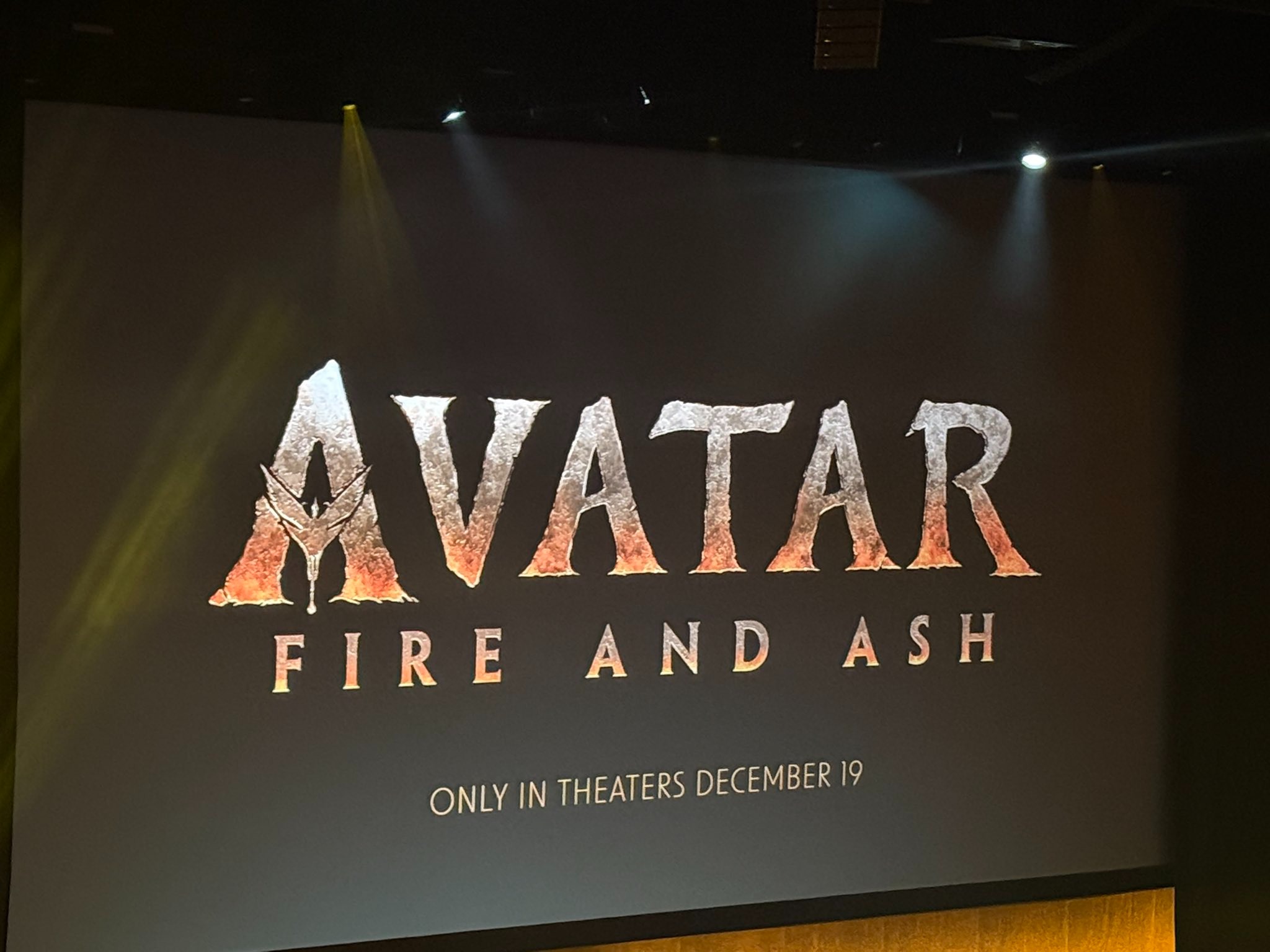 Image du titre Avatar 3 De Feu et Cendres rÃ©vÃ©lÃ©e lors du CinemaCon 2025. 