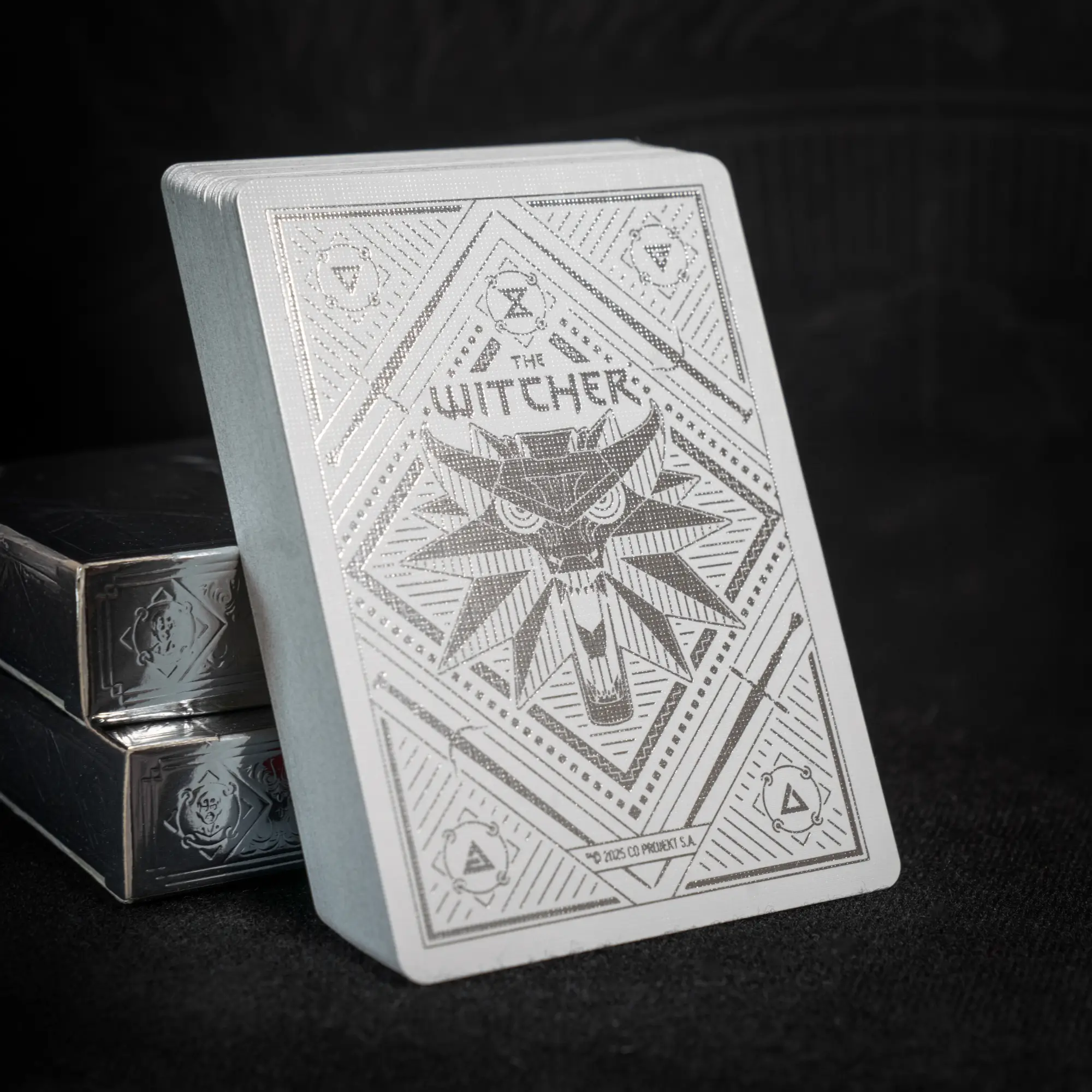 The Witcher x Dyenamik : Cartes edition Platinum. The Witcher x Dyenamik : Cartes edition Platinum.