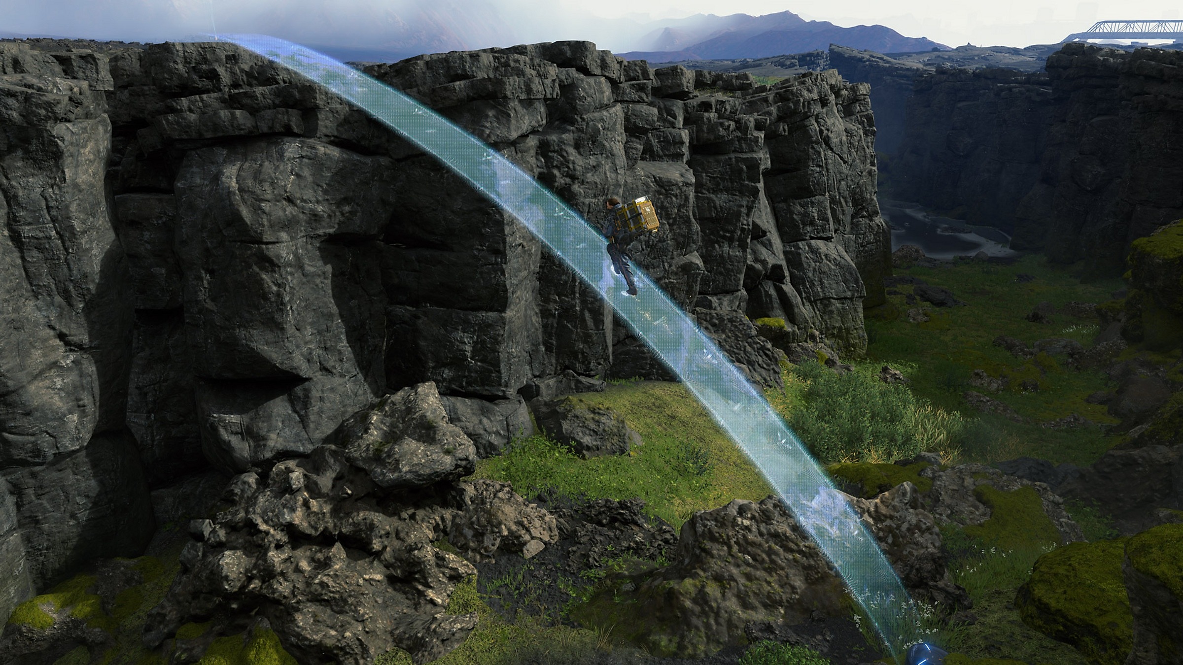 Image de Death Stranding Director's Cut PS5 avec Sam qui escalade un pont chiral. 