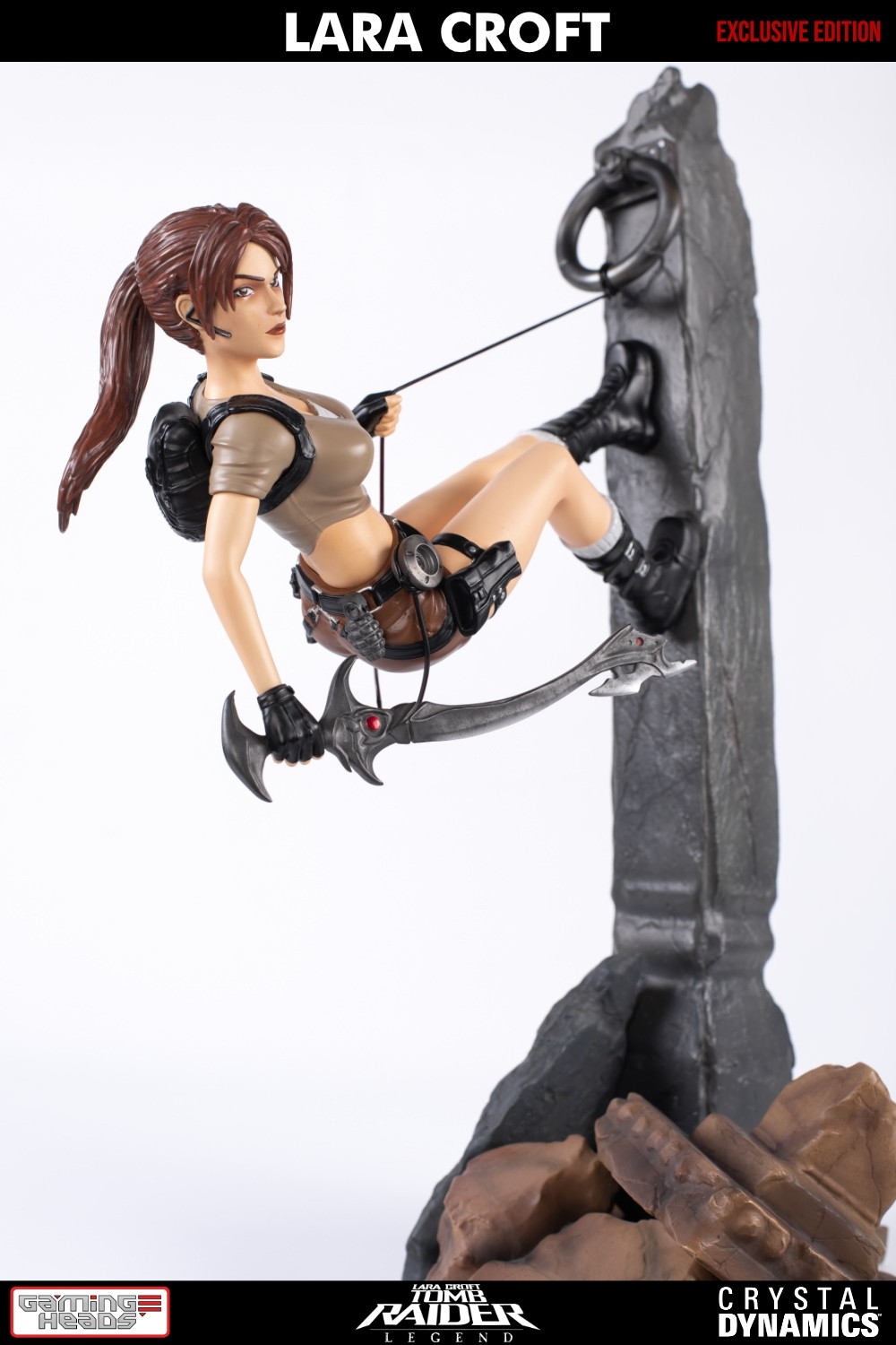 Tomb Raider Legend : Figurine de Lara Croft tenant Excalibur dans sa main droite. Tomb Raider Legend : Figurine de Lara Croft tenant Excalibur dans sa main droite.