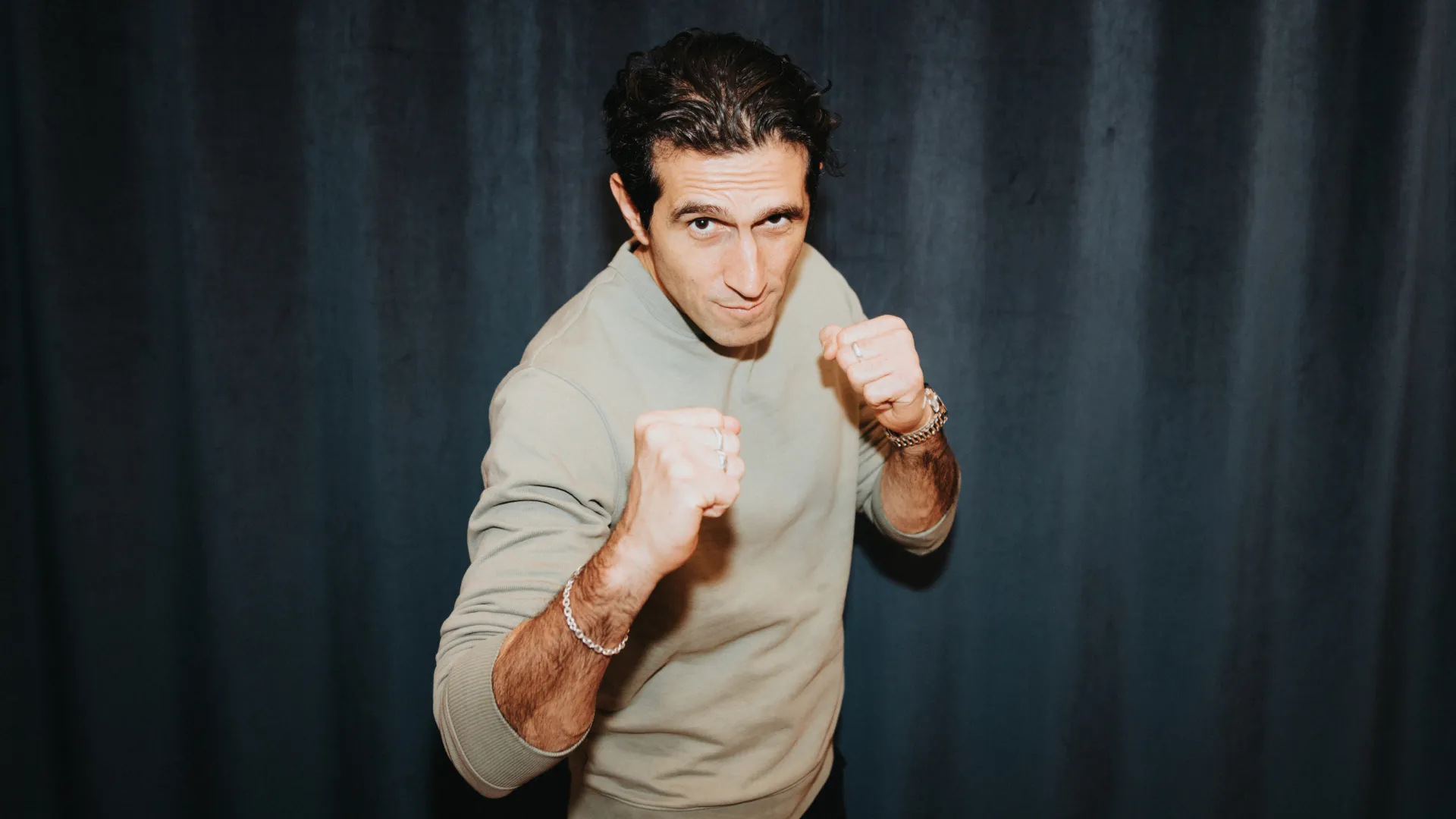 Josef Fares montrant les poings. Josef Fares montrant les poings.