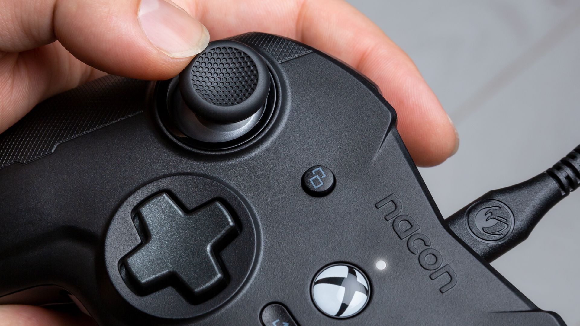 Nacon Revolution X Pro Controller vue stick gauche