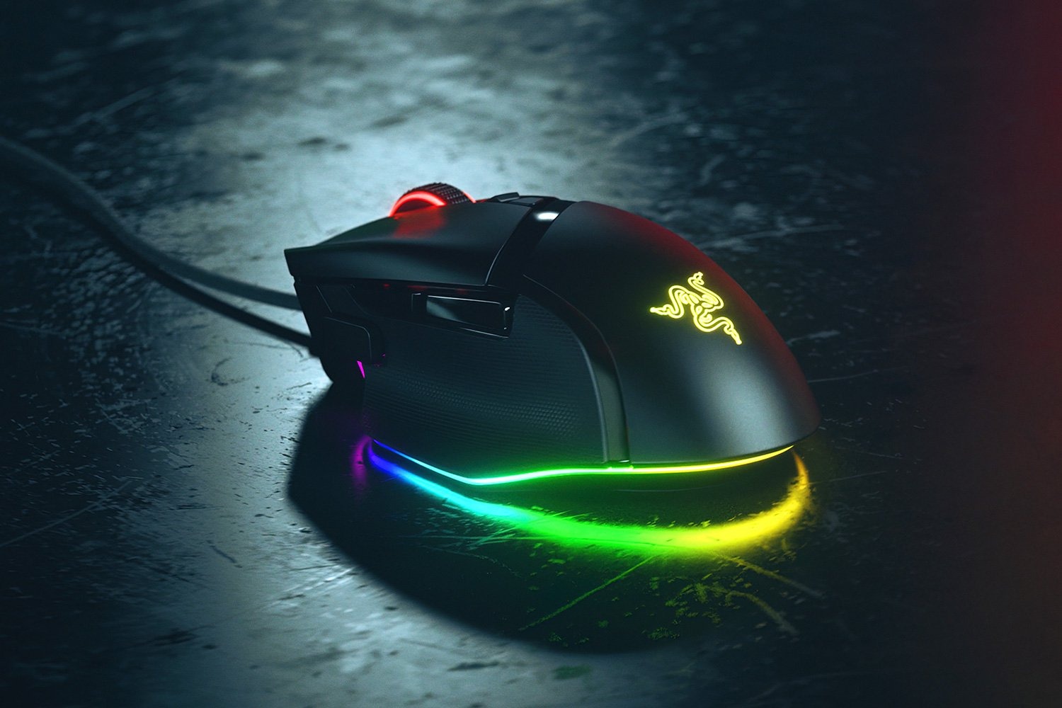 Razer Balistik V3 : Photographie de la souris avec un joli éclairage RGB. Razer Balistik V3 : Photographie de la souris avec un joli éclairage RGB.