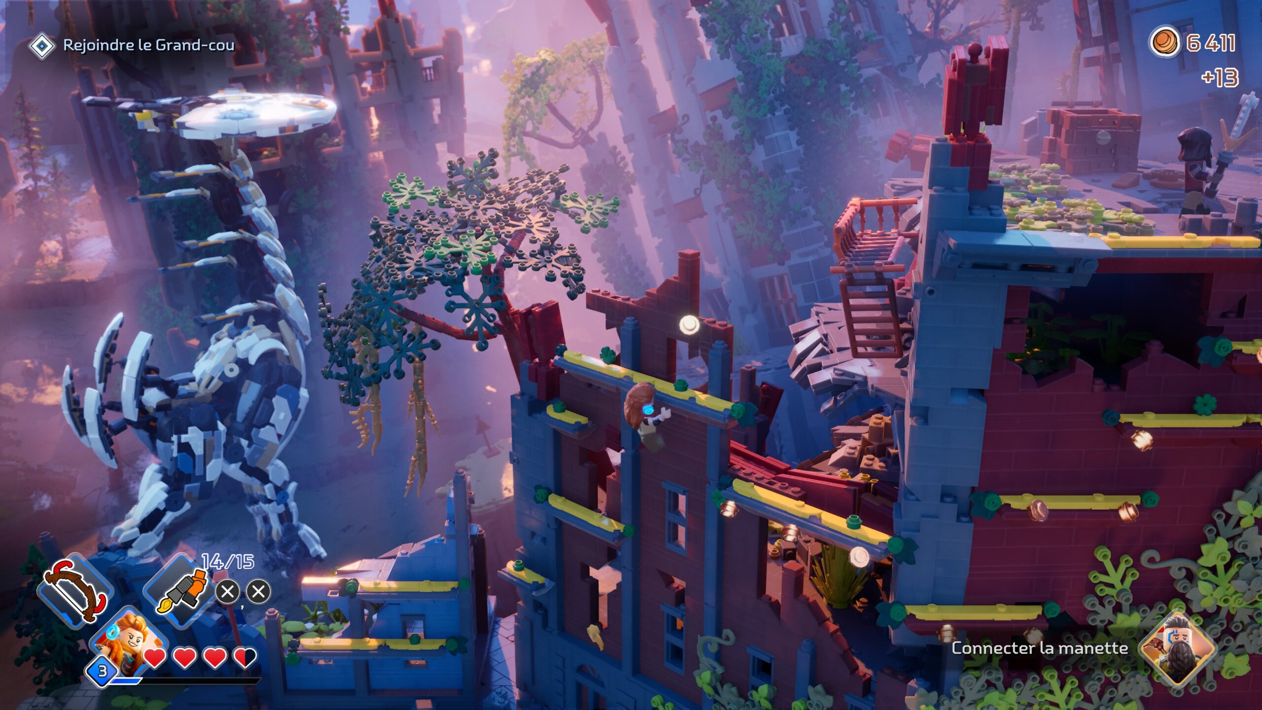 Aloy escalade les ruines d'un bÃ¢timent dans LEGO Horizon Adventures.