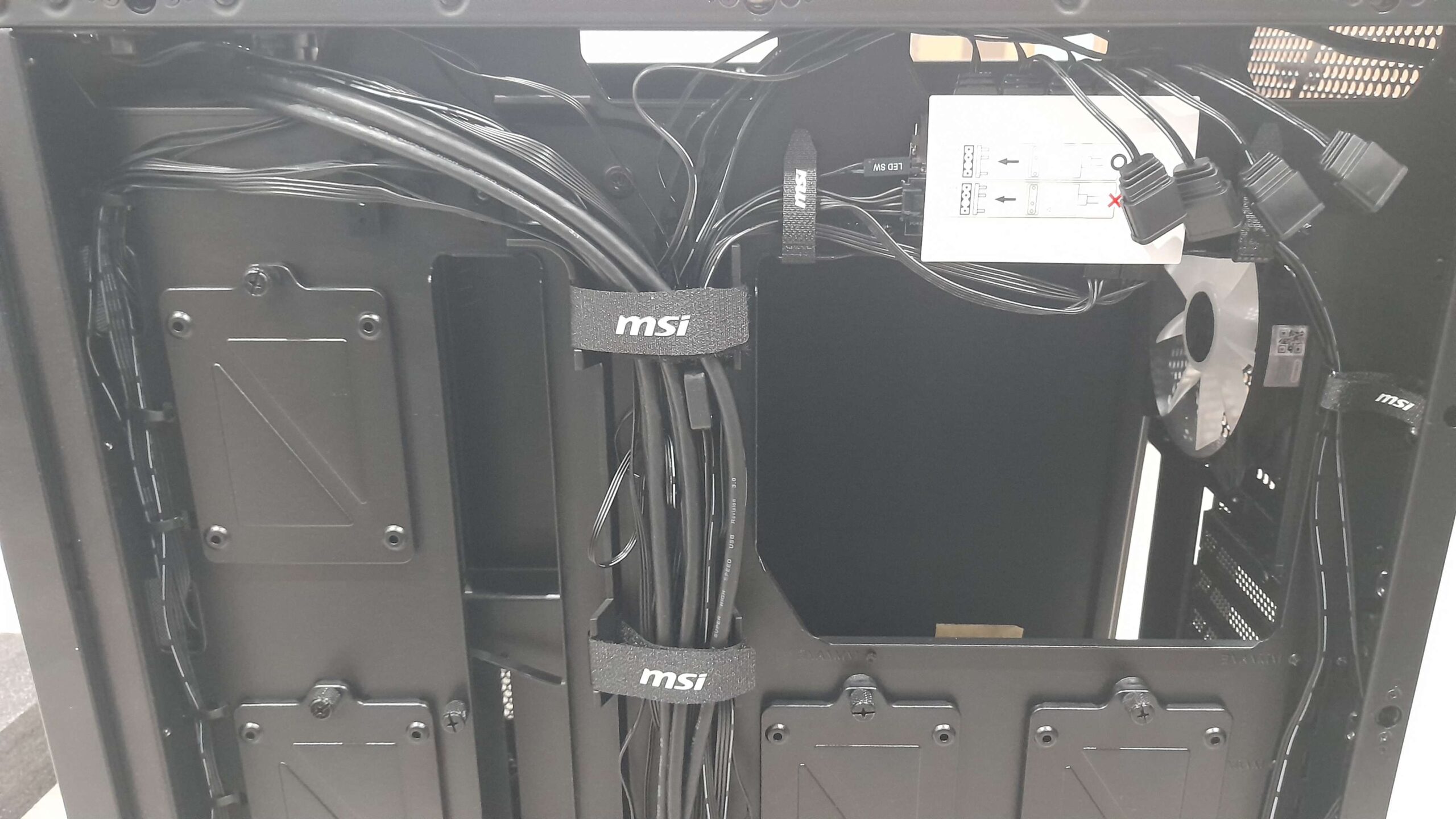 msi gungnir 300R airflow msi gungnir 300R airflow